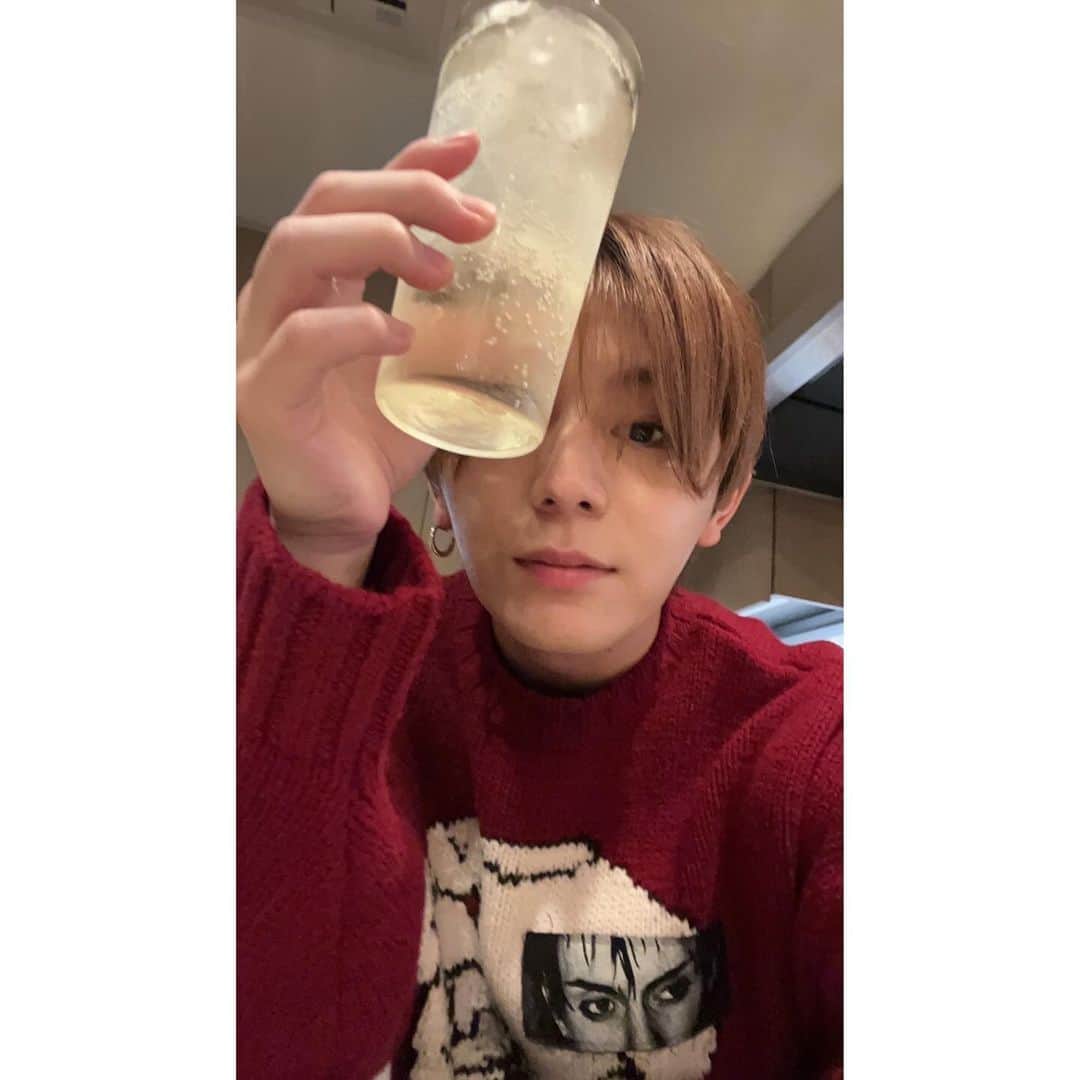 山田涼介さんのインスタグラム写真 - (山田涼介Instagram)「⁡ ⁡ 仕事中の写真と、今日の私服。 自撮りするとさ、ブレるんよ。 でさ、ついには顔にピントいかなかったよ。 なんで。 ⁡ #Ryosukeのいんすた #山田涼介」11月29日 18時47分 - ryosuke_yamada059