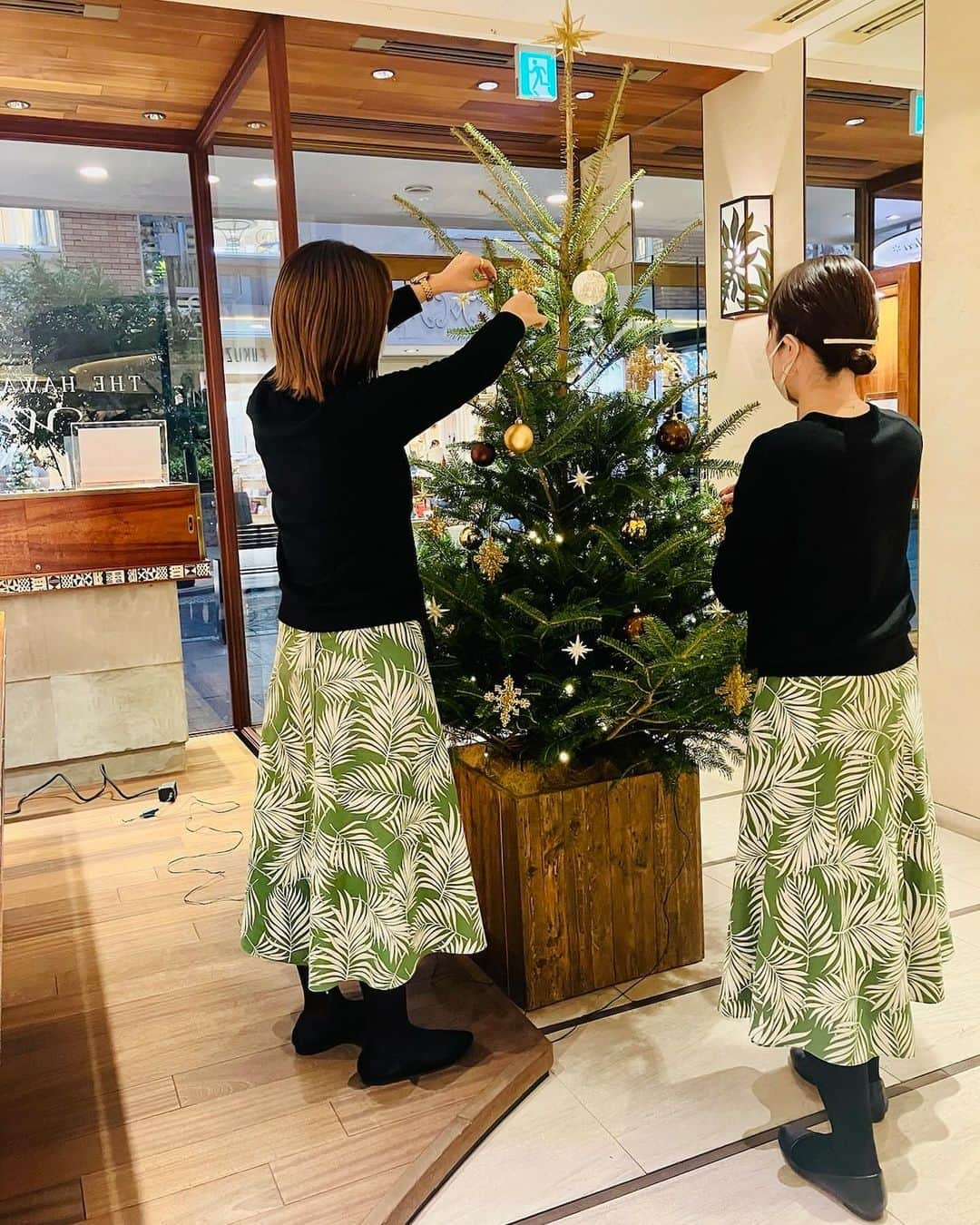 ハワイアンジュエリーのWailea（ワイレア）のインスタグラム：「Wailea元町本店です🌺  今年もキラキラの季節がやって参りました✨  元町本店では天然のモミの木のツリーが飾られております🎄  一週間から10日間は、天然のモミの木の爽やかな香りも楽しんでいただけます🥰  是非キラキラのツリーと共に記念の一枚を撮りにいらしてください😘  皆様のご来店を心よりお待ちしております💖  #wailea #ワイレア #ハワイアンジュエリー #Hawaiianjewelry #ジュエリー #wailea元町本店 #ワイレア元町本店 #オーダーメイドジュエリー #ハワイ #ご褒美ジュエリー #ステンレス #ステンレスアクセサリー #クリスマスプレゼント #クリスマス #プレゼント #ツリー #モミの木 #サンタ #キラキラ」