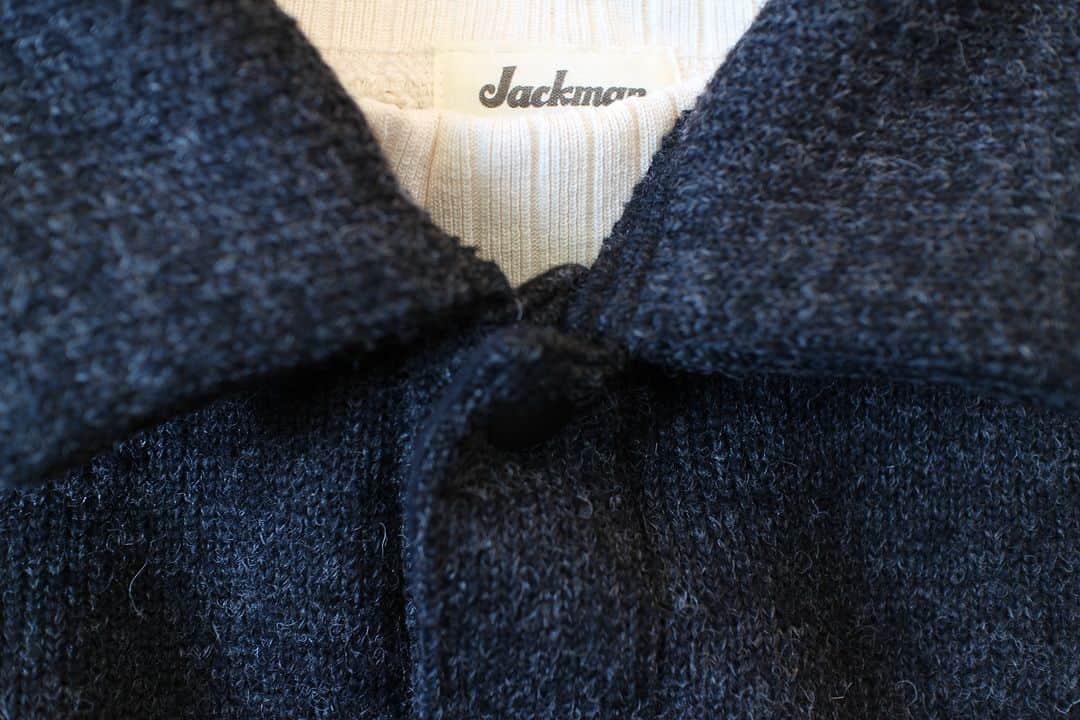 Jackmanさんのインスタグラム写真 - (JackmanInstagram)「▽ FW23 WOOL HIMO POLO JM7382 77%WOOL 23%POLYESTER ￥24,200 Color:195Heather Black  程よく脂分を抜いた 乾燥感のある羊毛を スライバー編み機で編み上げた イタリア製のスライバーニットを使用した 裾紐仕様のポロです   重くなりがちなウール素材を 快適に着用するために あえて度目を詰めず ふんわりと編み上げました  ヘザーブラックのウールに アイボリーのコットン  冬の入り口に ぜひ」11月29日 19時00分 - jackman_official