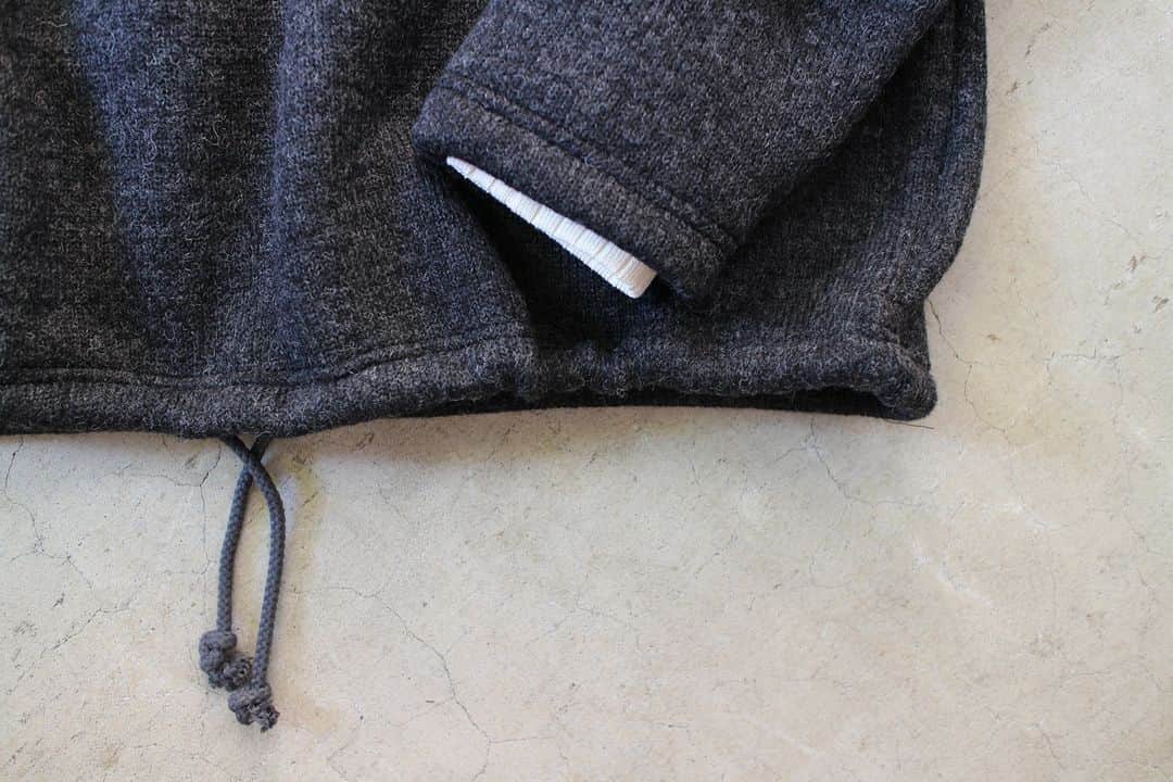 Jackmanさんのインスタグラム写真 - (JackmanInstagram)「▽ FW23 WOOL HIMO POLO JM7382 77%WOOL 23%POLYESTER ￥24,200 Color:195Heather Black  程よく脂分を抜いた 乾燥感のある羊毛を スライバー編み機で編み上げた イタリア製のスライバーニットを使用した 裾紐仕様のポロです   重くなりがちなウール素材を 快適に着用するために あえて度目を詰めず ふんわりと編み上げました  ヘザーブラックのウールに アイボリーのコットン  冬の入り口に ぜひ」11月29日 19時00分 - jackman_official