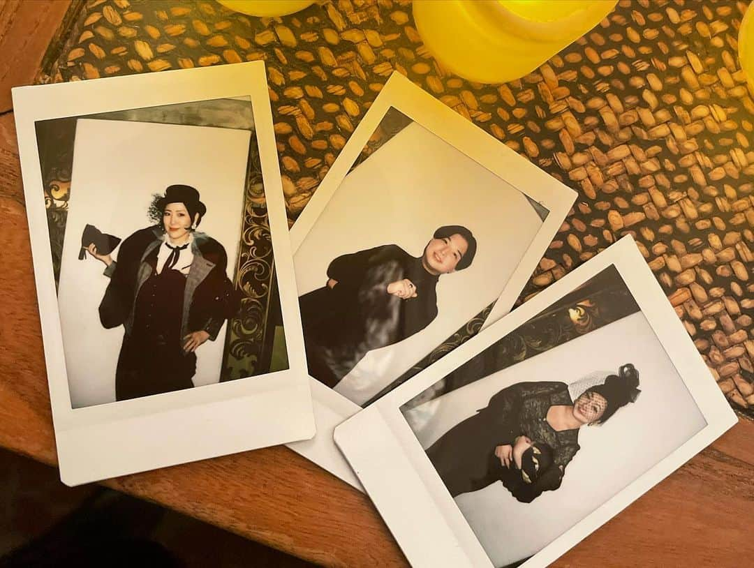 緑川ミラノさんのインスタグラム写真 - (緑川ミラノInstagram)「2023/11/27 DAICHI MIURA 双子座満月の宵に。  お誕生日会へ お招きいただきました。  ドレスコードは Super Chic Elegance ! まゆみちゃん、きょうちゃんと作戦会議し心踊らせながらの参上。  以前、大地くんが製作してくれたHATにあわせて、燕尾風ジャケットを羽織り男装スタイル。  受付では和服でビシっと格好良すぎる大地が♡ 自らチェキを撮影してくれ、 今夜はアナログで…と名前入りの(映ルンです)を渡された。 テーブルに着くと参加者個々の手描きの名前のカード、イメージした描き下ろしのペイント作品がお土産として置いてありました。  約80人の参加の皆さんのことをひとりひとり想い描きながら描くのはどんな気分なんだろう？この夜の為に少しずつ 用意してくれたかと思うと感動して意識がフワフワ酔い痴れる。  私の絵には(ミラノが好きな色、ミラノらしいシルエット)が表現されていました。  そんな雰囲気に興奮して舞い上がった私は(映ルンです)の枚数を確認し忘れ、テーブルに着き食事がはじまるころにはフィルムが終了。笑。　　  Super Chic で 生涯忘れられない Eleganceな演出…。 どーしてこんなロマンチックなことを思いついちゃうのっ？  本物のお屋敷、小笠原伯爵邸を貸切、 心のこもった愛溢るる至福のひとときは まるでルキノ・ヴィスコンティの和製「山猫」のよう。 もはや大地が作った(作品)と表現したいほどです、ボナセーラ！  お逢いしたかった人たちとの久しぶりの再会！ 大地のスタッフさんもよく見たら😁の懐かしい面子‼️ お祝いに行ったのに沢山のギフトでお祝いされた気持ちになりました。  改めてお誕生日おめでとう、ありがとう。 同じ時代に生きれて嬉しい。  もしや前世でも巡り逢えていたのかもね〜笑  進化するDAICHI MIURAという作品を、 これからもずっと見守ってます♡  請求書、作れるようなってよかったね🤣🤣🤣  (18年くらい前、請求書の作成のやり方教授したらしい笑。 個人になってのはじめての請求書！自己紹介タイムのトーク本当に嬉しかった。)  #三浦大地生誕晩餐会 #40歳おめでとう  #🌻 #抱き柊  #DAICHIMIURA叙事詩 #集合写真選べなくて全部出し  #月が綺麗ですね」11月29日 18時52分 - midorikawa_mirano