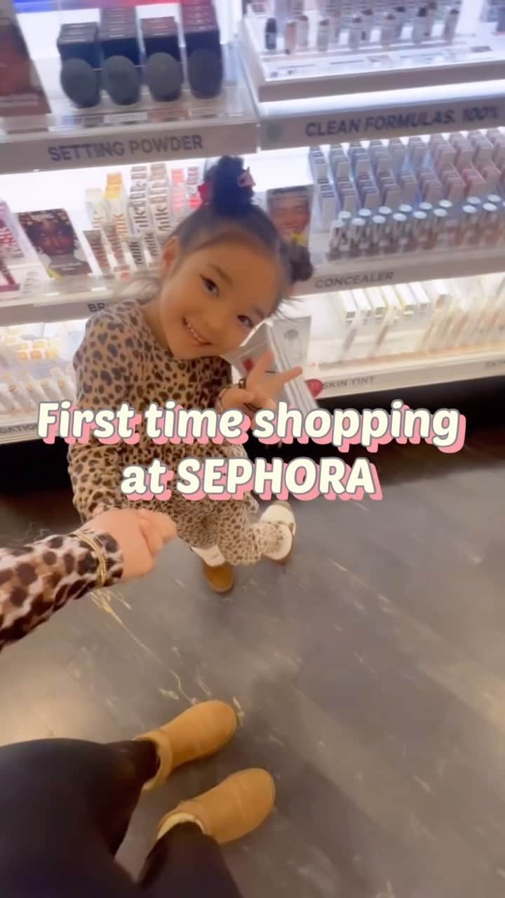 紅蘭のインスタグラム：「夢みたい その言葉は 私にとっては胸がいっぱいになる ありがとう♡  私は彼女に沢山の選択肢を与えて 選ぶのは彼女で 道がないなら作り上げられることを 彼女には知っておいてほしい  愛してる♡  #紅蘭 #親子 #SEPHORA #DREAM #LosAngeles #ロサンゼルス」
