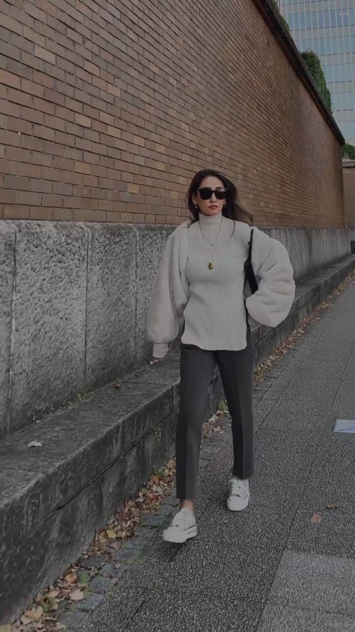 のインスタグラム：「全てesutorejaのです！ アウターは現在販売中のファーボレロです❣️ 以外に暖かいので私はまだボレロ生活してます‼︎ 中のスリットニットと暖かいパンツは今日発売商品のです❣️ スリットはスタイルアップに見せてくれたりウエスト周りが細く見せてくれたりする深めからのスリットになります‼︎ パンツは中がファっと少し裏起毛ぽくなっているので暖かいのとストレッチ効いてるのですごく動きやすいです‼︎ . 色はオシャレな品のいいブラウンとなります。 こんな綺麗なブラウンのパンツは我が家に一点は欲しいと思う商品ですw🐽 .」