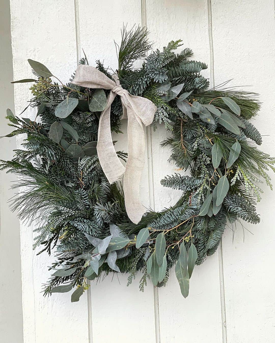 Frida Ramstedtさんのインスタグラム写真 - (Frida RamstedtInstagram)「2023 Christmas Wreath ✅  Ingredienser: Halmkrans och ståltråd Ädelgran Silkestall Hiba (kallas även ”Hönsben”) Poppel Tålamod   Tack för igår och för en väldigt trevlig tradition att binda egna julkransar - tillsammans🌲 @ramstedtanna @inspirerablommor @eelindeberg @linastaf @cammihed @isabellethulin @linneapontusson @charlotteborrewetter   #christmaswreath #christmas #julkrans」11月29日 18時53分 - trendenser