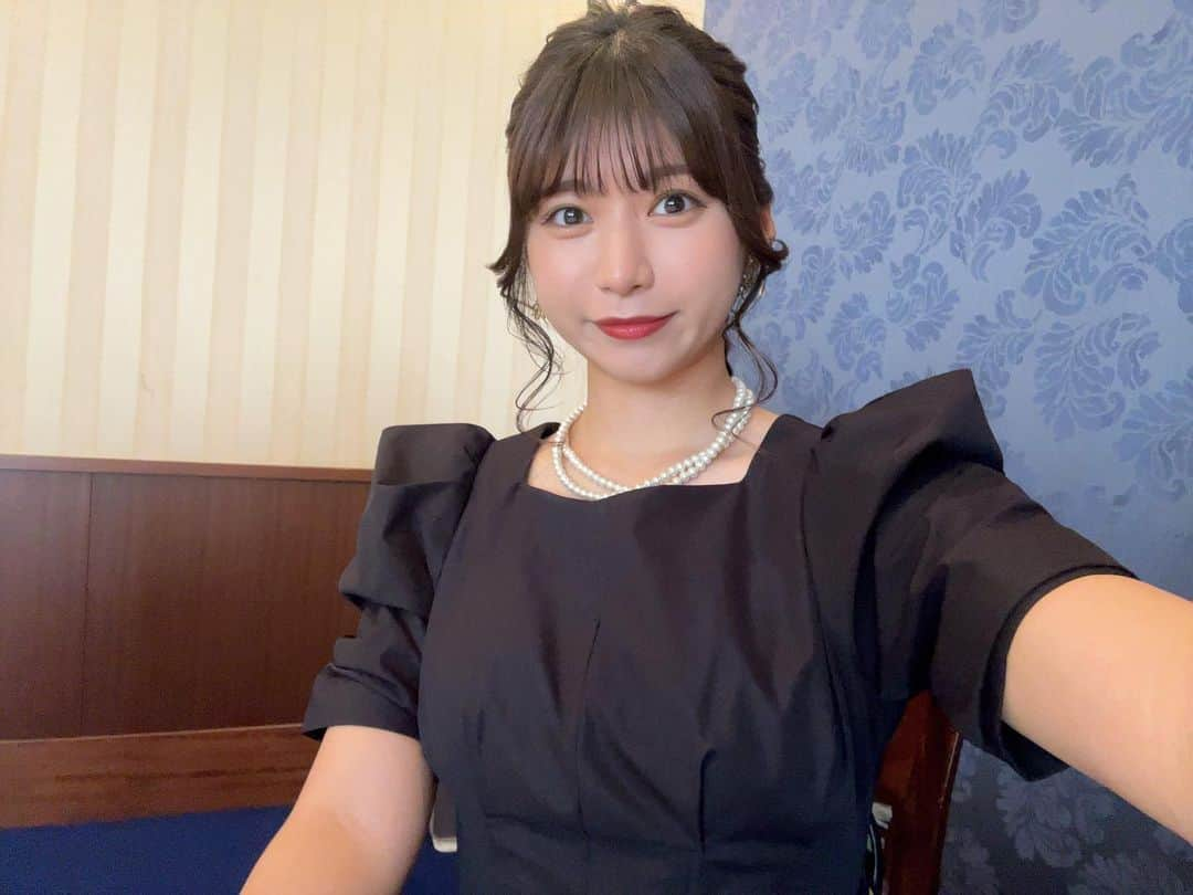 藤原あずさのインスタグラム：「. 初めて従姉妹の結婚式に✌️ ほんとに綺麗で素敵な式だった💍✨  朝早くからヘアしてくれた方にも感謝！！ 自分じゃできないからほんとありがたい💭🩵  #結婚式 #結婚式ヘアアレンジ」