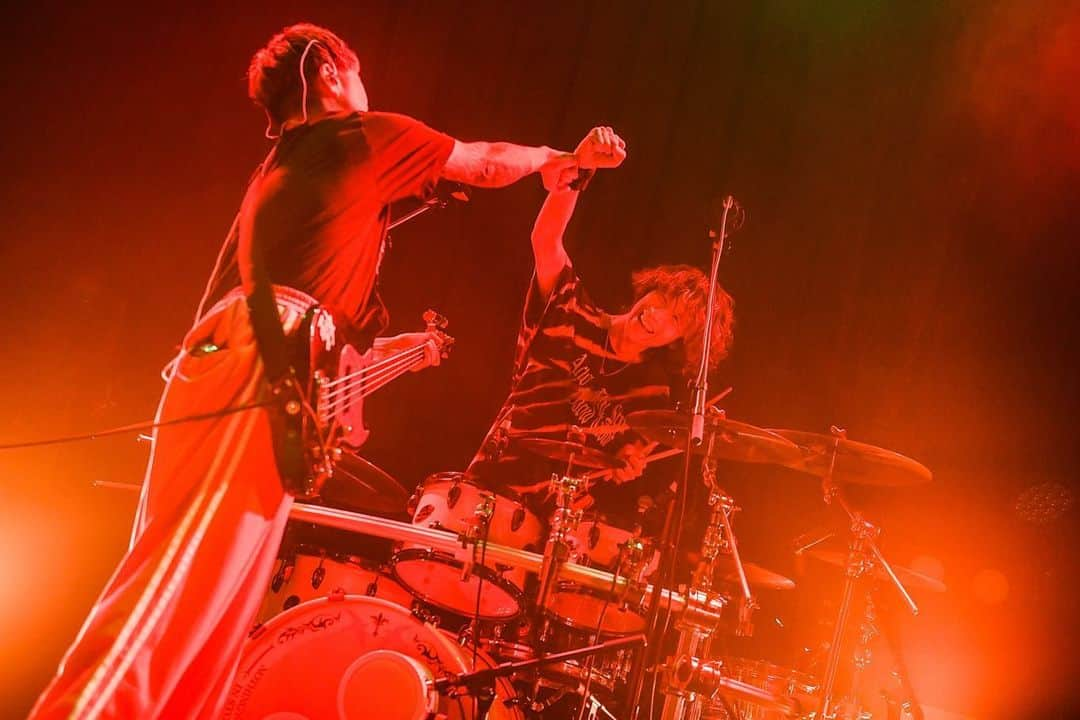 Nothing’s Carved In Stoneさんのインスタグラム写真 - (Nothing’s Carved In StoneInstagram)「【RULE’s】 ⁡ MEMBERSHIP SITE “RULE’s”にてPHOTOを更新しました。 ⁡ ”15th Anniversary Tour 〜Hand In Hand〜” 2023.11.6 at 福岡UNITEDLAB ⁡ https://fc.ncis.jp ⁡ Photo by @pyama17_photo  ⁡ ——————— "15th Anniversary “Live at BUDOKAN” 2024年2月24日(土)日本武道館 OPEN 16:30 / START 17:30 ⁡ チケット一般発売中！！ ・e+：https://eplus.jp/ncis/ ・ぴあ：https://w.pia.jp/t/ncis/ ・ローチケ：https://l-tike.com/ncis/ ⁡ 指定席 8,200円 / 学割指定席 6,200円  ※ともに税込 ⁡ 特設サイト：https://ncis.jp/15th/ ⁡ #NothingsCarvedInStone #ナッシングス #NCIS #SilverSunRecords #HandInHand #MyHairisBad #マイヘア #liveatbudokan #日本武道館 #ナッシングス武道館」11月29日 18時55分 - nothingscarvedinstone