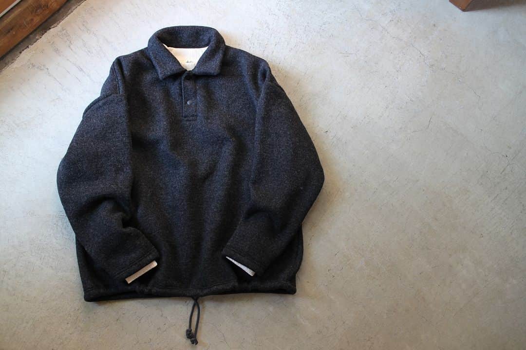 Jackmanのインスタグラム：「▽ FW23 WOOL HIMO POLO JM7382 77%WOOL 23%POLYESTER ￥24,200 Color:195Heather Black  程よく脂分を抜いた 乾燥感のある羊毛を スライバー編み機で編み上げた イタリア製のスライバーニットを使用した 裾紐仕様のポロです   重くなりがちなウール素材を 快適に着用するために あえて度目を詰めず ふんわりと編み上げました  ヘザーブラックのウールに アイボリーのコットン  冬の入り口に ぜひ」