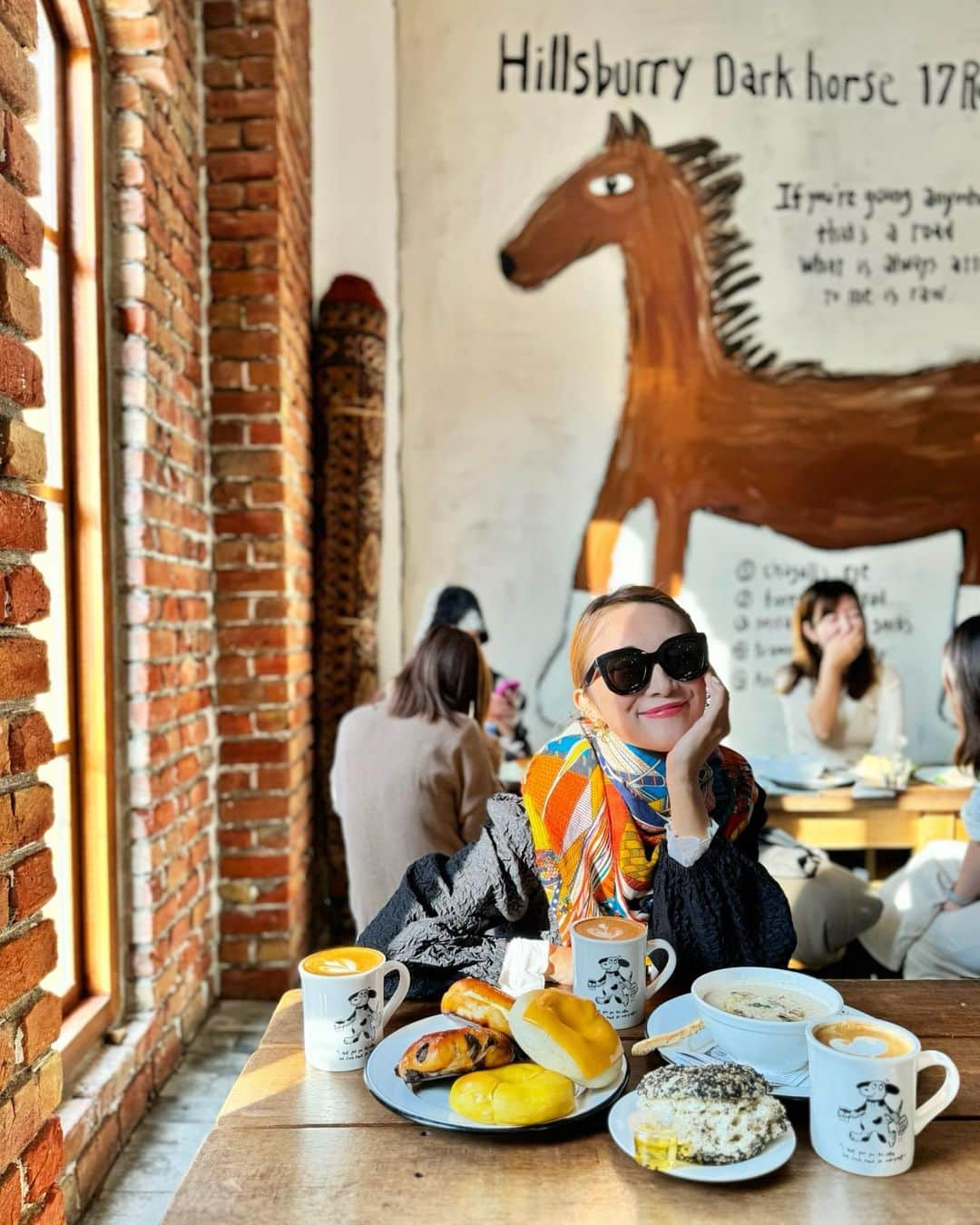 Mai Wakimizuのインスタグラム：「今回絶対行きたかったお店、LondonBagelMuseum!!とにかく人気店なのでhotel出発とともにウェイテング登録。到着した頃にちょうど順番が来てすぐに入れた♡(9:30頃)私は特に可愛い島山店(とさん)に行きました＼(^o^)／可愛いしお店の人全員が盛り上がってるし美味しいしで心弾んだ♡ベーグルはバターソルトとポテトチーズが好き！マッシュルームのスープも絶品でした♡帰国する日の朝に来たら日本に持って帰れるなぁ、と思いながら次回のメモ。何もかもが可愛かった♡ #wakkingourmet#londonbagelmuseum#ロンドンベーグルミュージアム#韓国#seoul #한국#서울#압구정로데오」