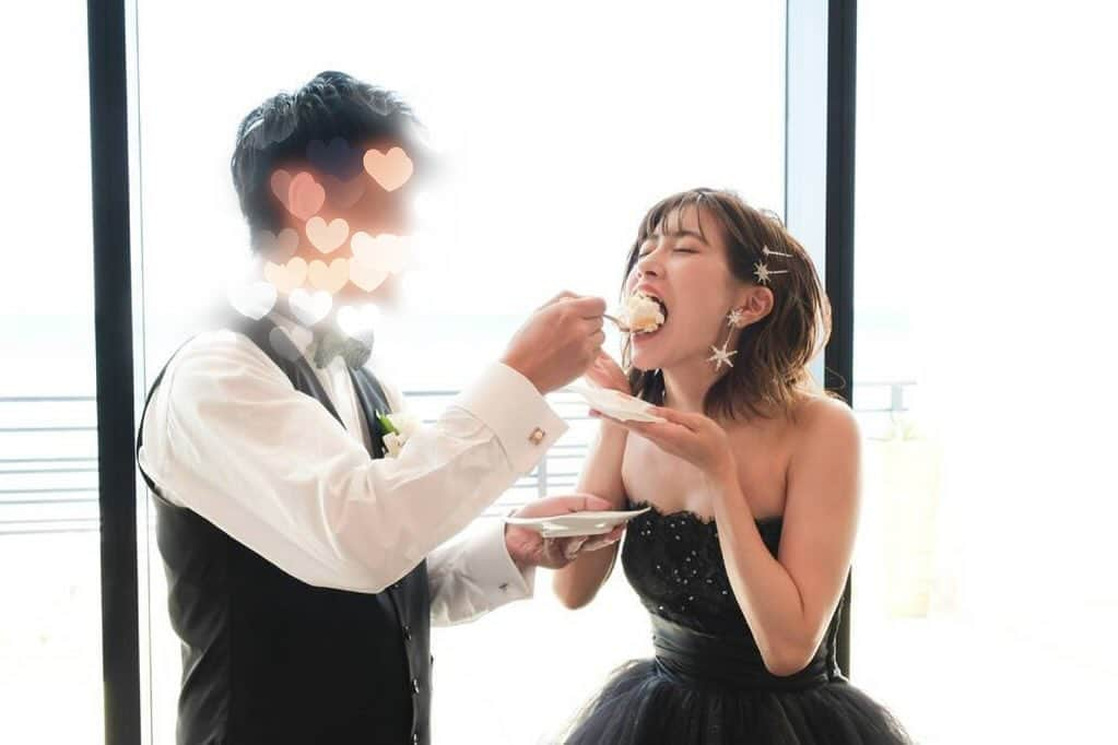 長谷川怜華のインスタグラム：「.. ..  結婚式で定番のファーストバイト🍰🥄 新郎新婦がお互いにあーーーん🥄をした後、、  両家のパパ同士で あーんをしてもらいました😂😂  両家両親がやってくれる お手本バイトとか、 新郎新婦がお母さんへ。は よくあるけど、、  パパ同士でのあーーんは 面白すぎるでしょ！！！と😂😂  両家仲良く親交深めましょうね という意味を込めて🤭🤭  みんなにも、もちろん2人にも内緒だったので 両家のお父様前へ、、と案内されてる時には 2人ともえ、なにするの？？？？と。😂  そしてあーーんする時には みんな大爆笑でした🤭！！  これはやってよかった！！！ オススメです！笑 私たち夫婦も悪い顔してたー😏笑  #結婚式 #挙式 #ファーストバイト #ファーストバイト演出 #沖縄挙式 #沖縄結婚式 #リゾート婚 #卒花 #卒花嫁レポ   .. ..」