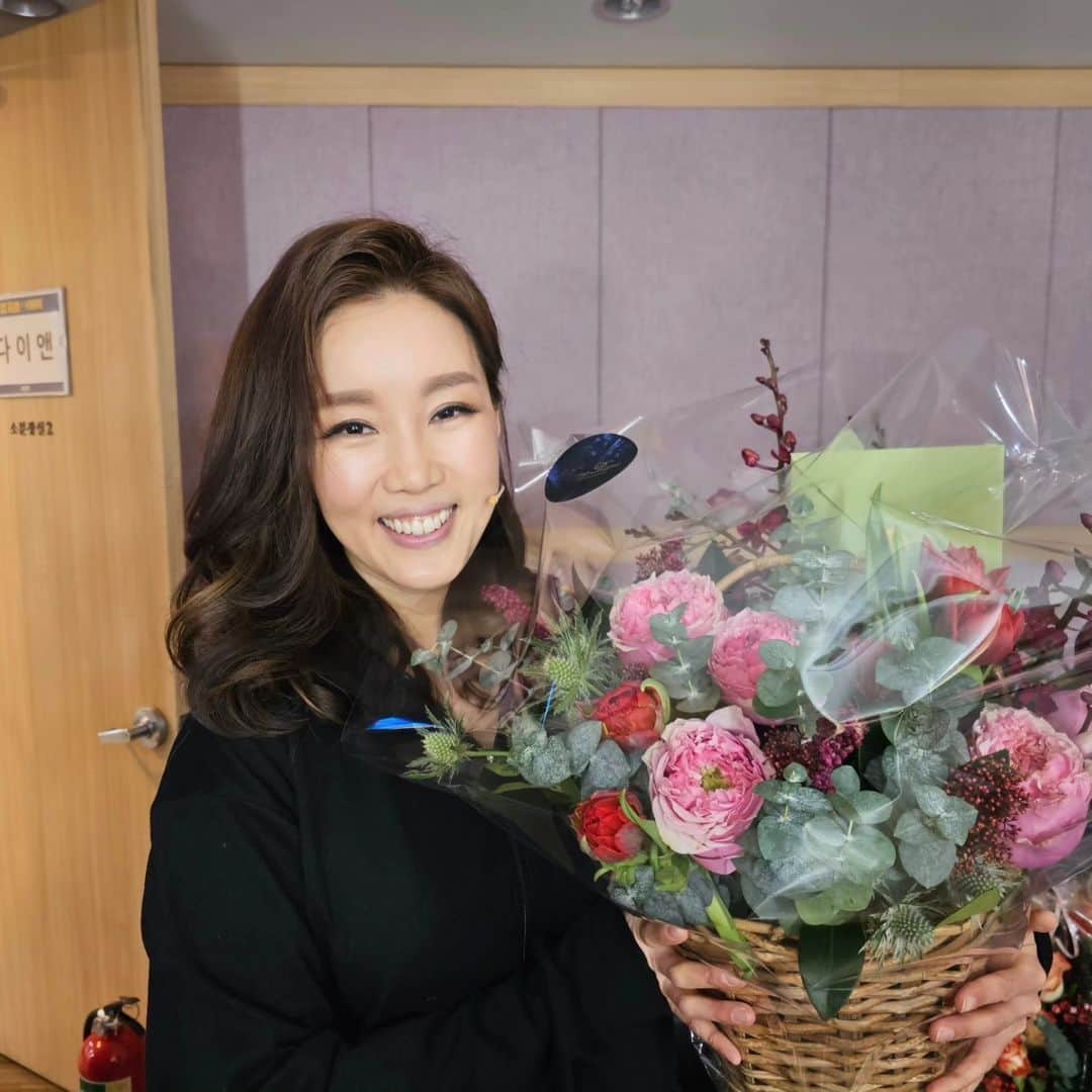 アン・ジェウクのインスタグラム：「#musical#comefromaway #Diane#최현주#색시#첫공 많은 사랑 부탁드립니다 ^^~~~😘💕👍🏻」