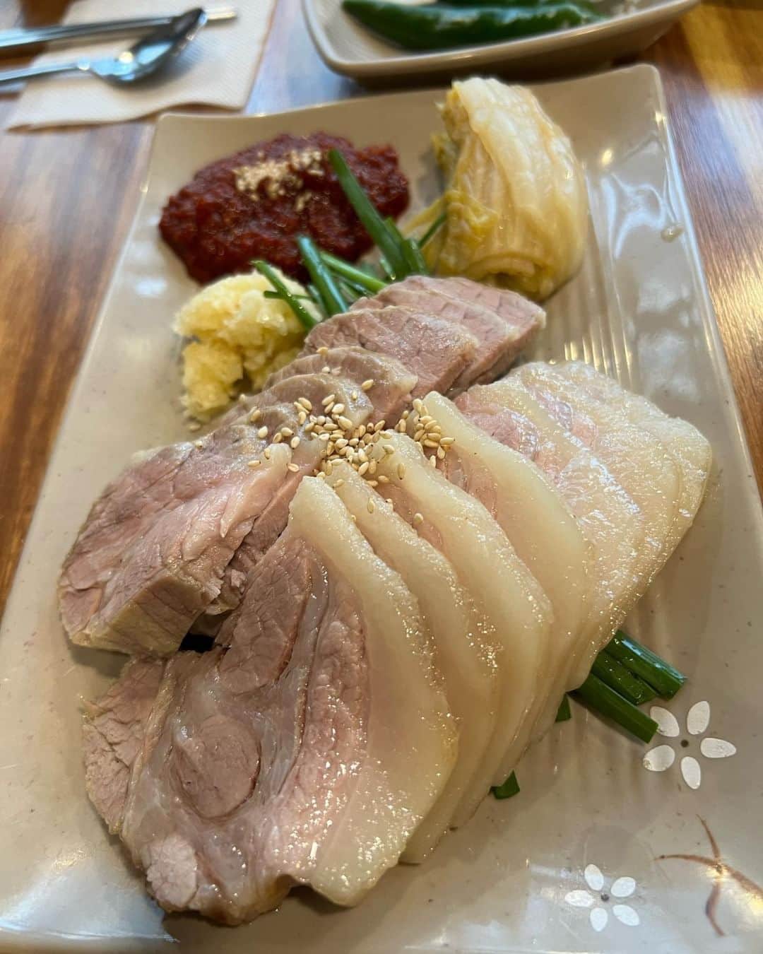 アシアナ航空日本地域公式アカウントさんのインスタグラム写真 - (アシアナ航空日本地域公式アカウントInstagram)「ポッサム🐖  ┈┈┈┈┈┈┈┈┈┈ 茹でた豚肉をキムチやニンニクなどと一緒に野菜に巻いて食べる「ポッサム」  クセがなく日本人観光客にも人気の料理。 「ポッサム定食」のような定食でいただけるお店もたくさんありますよ！  📸@monnthichero @elukomo  ┈┈┈┈┈┈┈┈┈┈   #アシアナ航空 #アシアナ #ASIANA #asianaair #asianaairlines #OZ #Flyasiana #韓国 #korea #韓国旅行 #✈️ #ポッサム #ポッサム定食 #韓国グルメ #韓国料理」11月29日 19時00分 - asiana.jp_official