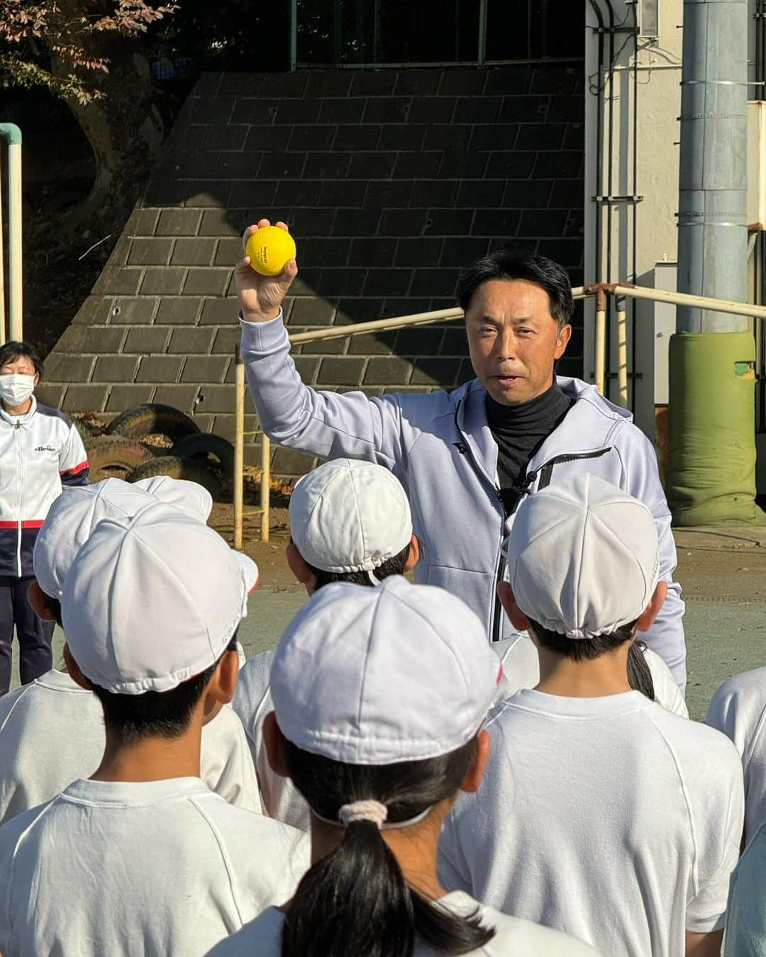 宮本慎也さんのインスタグラム写真 - (宮本慎也Instagram)「『笑顔と学びの体験活動」〜東村山私立化成小学校で6年生と体育の授業を行いました。 キャチボール、ティバッティングなど初めてな子供も多く居たのですがみんな楽しそうに取り組んでました。ちなみに化成小学校は志村けんさんの母校です。」11月29日 19時00分 - shinya_miyamoto1105