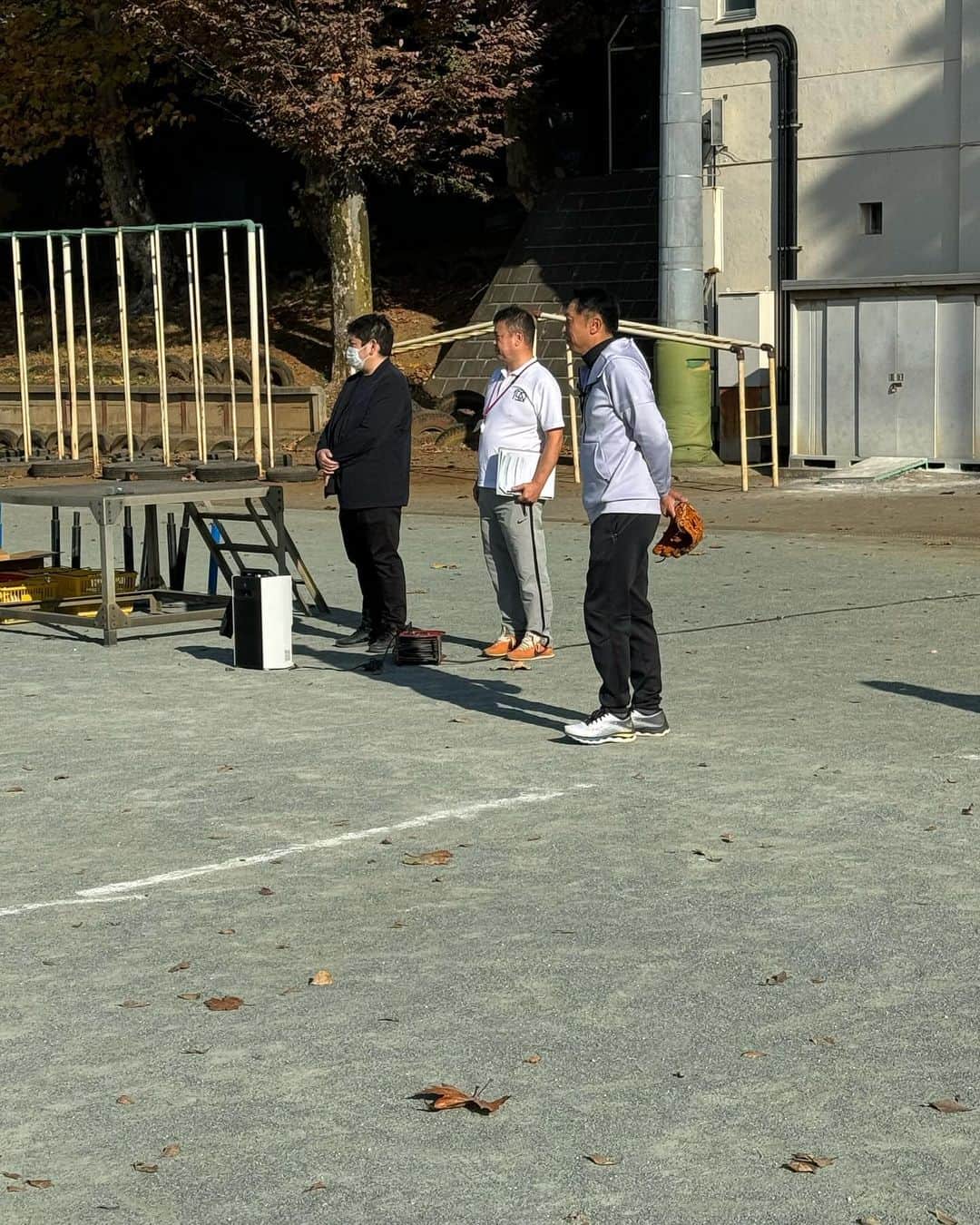 宮本慎也のインスタグラム：「『笑顔と学びの体験活動」〜東村山私立化成小学校で6年生と体育の授業を行いました。 キャチボール、ティバッティングなど初めてな子供も多く居たのですがみんな楽しそうに取り組んでました。ちなみに化成小学校は志村けんさんの母校です。」