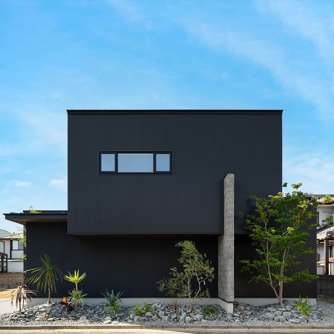 コラボハウス一級建築士事務所のインスタグラム：「箱＋石壁+黒ガルバ 植栽が映える黒い箱型に 垂直に立つ石壁がスタイリッシュ。 ---------------------------------------------------- コラボハウスは 設計士と直接話して家づくりをする設計士事務所です。 「住みやすく使いやすい、ちょっとカッコいい家」を コンセプトに家づくりのお手伝いをしています。 土地探し、間取りづくり、デザイン、家具選び 資金計画、工事、メンテナンスまで設計士に全部お任せ。 DMやHPからお気軽にお問い合わせください。 ------------------------------------------------------ #外観デザイン #ファサード #塗り壁 #黒ガルバ #箱 #エントランス #庭のある暮らし #無垢床 #石壁 #快適な暮らし #洗濯室 #家事動線 #リビング #造作洗面台 #土間収納 #トイレインテリア #自分らしい暮らし #デザイナーズ住宅 #注文住宅新築 #設計士と直接話せる #設計士とつくる家 #コラボハウス #インテリア #愛媛 #香川 #岡山 #大阪 #徳島 #秋田 #マイホーム」