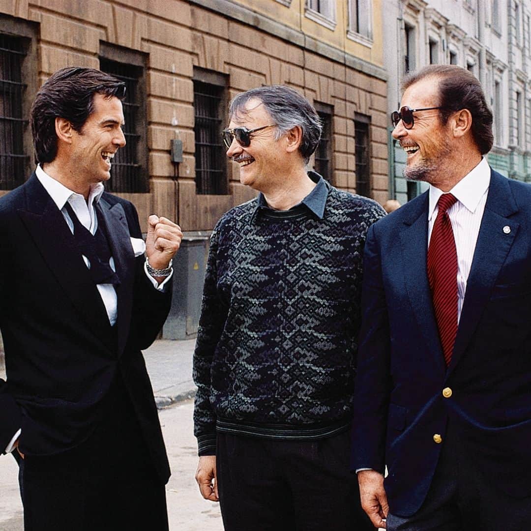 James Bond 007のインスタグラム：「Sir Roger Moore visiting Pierce Brosnan and Michael G. Wilson on the set of GOLDENEYE in 1995.」