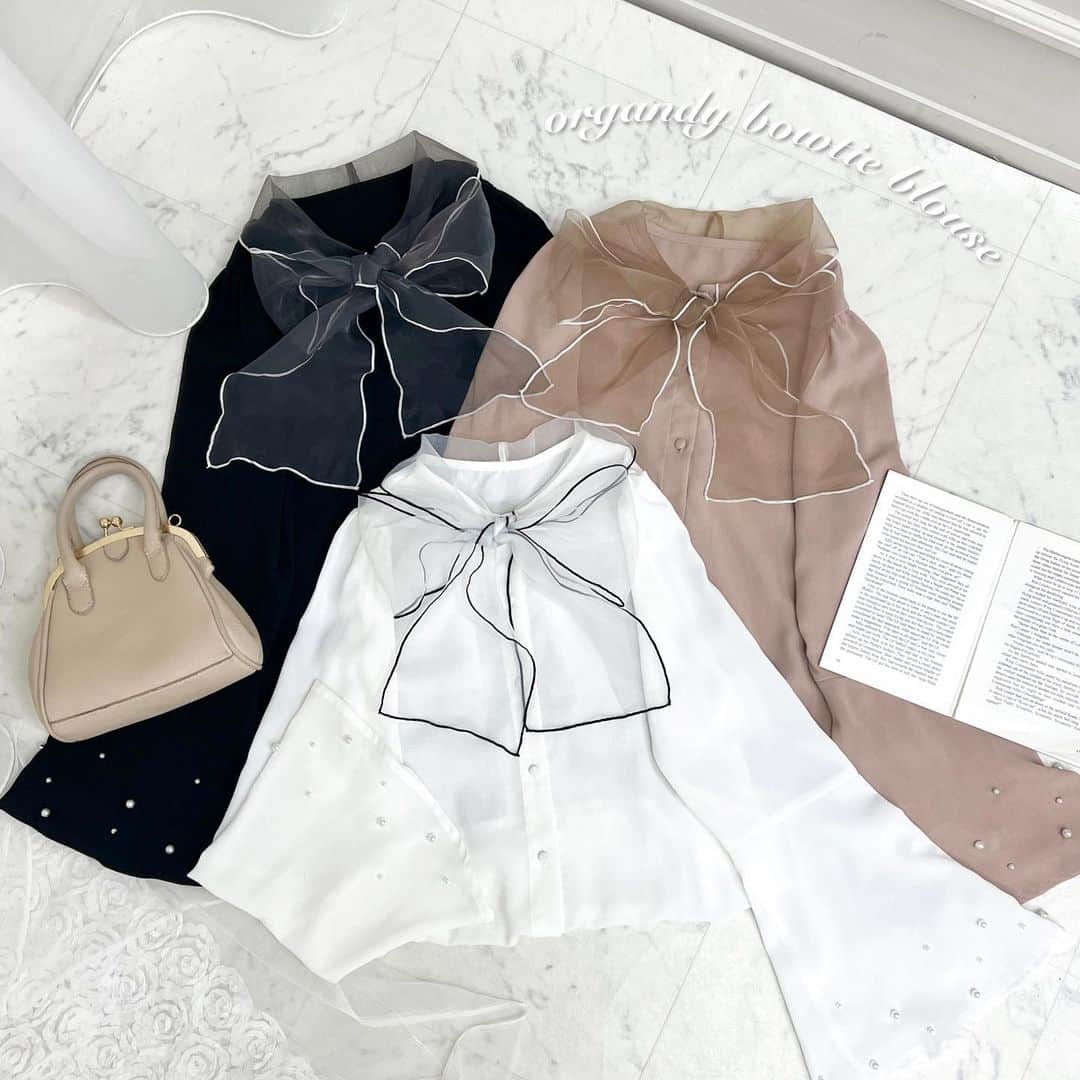 apres jour(アプレジュール) のインスタグラム：「【new arrival🎀】11/30(木) 21:00〜 ⁡ ◆パールフレアスリーブが大人可愛いボウタイブラウス♡  ⁡ オーガンジーの透け感が可愛らしいボウタイブラウス。 リボンはご自身で結んでいただく構造です。 フレアスリーブには贅沢にパールを散りばめ、存在感が抜群な1枚です！  お袖が揺れた時のシルエットが綺麗で可愛らしい♡ ボウタイのみを見せるスタイルにもお使いいただけるよで 1枚持っていると着回しにも便利なアイテムです！  今の時期はもちろん、合わせるアイテム次第で春先まで長期で着用いただけます◎  ⁡ #オーガンジーボウタイブラウス 商品番号🔎987921 サイズ…F/XL ¥3,995(taxin) ⁡ ⁡ こちらの画像はインスタ用に加工しておりますので、カラーの雰囲気が実際の商品と異なる場合がございます。 商品ページにてカラーのご確認をお願い致します。 ⁡ #ZOZOでしか買えない #アプレジュール #アプレ部」