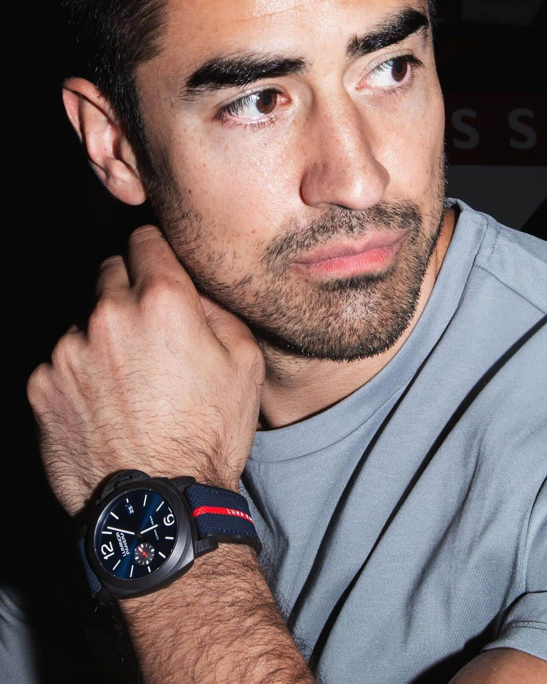 オフィチーネ パネライさんのインスタグラム写真 - (オフィチーネ パネライInstagram)「Luna Rossa: Race against time.  The Panerai Ambassador Jeremy Jauncey @jeremyjauncey is proudly wearing the new limited edition Luminor Marina Carbotech™️ Luna Rossa #PAM1529.   Register now before it’s too late. This incredible watch will be available November 30th for 24 HOURS ONLY!  Link in Bio  #Panerai #PaneraiLuminor #PaneraiLunaRossa #LunaRossa #LunaRossaPradaPirelli #LunaRossaChallenge」11月29日 19時02分 - panerai