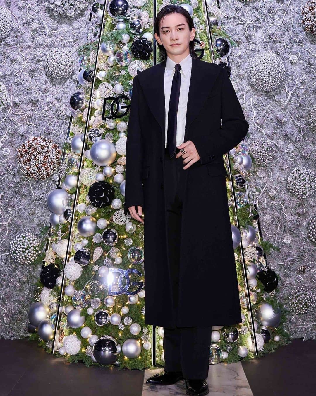 VOGUE JAPANさんのインスタグラム写真 - (VOGUE JAPANInstagram)「ドルチェ＆ガッバーナのホリデーイベントには、アンバサダーに就任した韓国俳優のムン・ガヨンをはじめ豪華ゲストが来場✨✨ニコライ・バーグマンによる巨大なクリスマスツリーを背景に、華やかなホリデームード溢れるスナップをお届け。 #DolceGabanna」11月29日 19時02分 - voguejapan