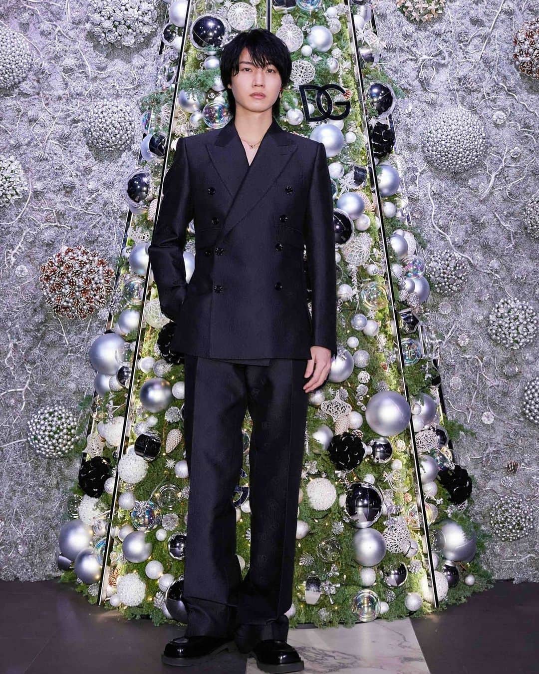 VOGUE JAPANさんのインスタグラム写真 - (VOGUE JAPANInstagram)「ドルチェ＆ガッバーナのホリデーイベントには、アンバサダーに就任した韓国俳優のムン・ガヨンをはじめ豪華ゲストが来場✨✨ニコライ・バーグマンによる巨大なクリスマスツリーを背景に、華やかなホリデームード溢れるスナップをお届け。 #DolceGabanna」11月29日 19時02分 - voguejapan