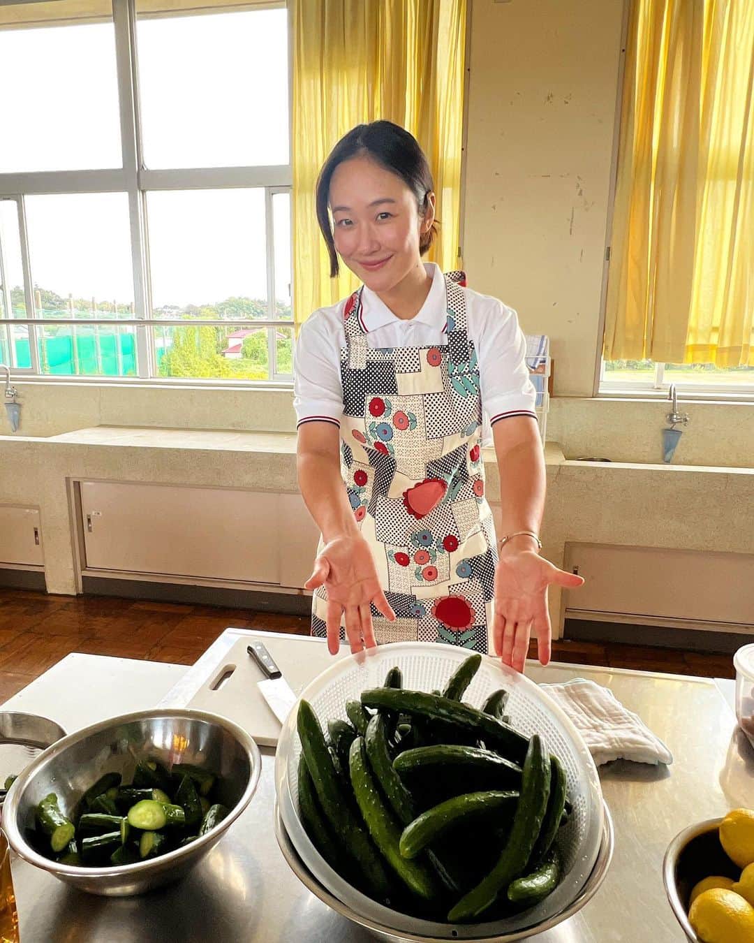 下剋上球児のインスタグラム：「🥒  野球部姿も素敵ですが、 さすが家庭科の山住先生エプロン姿が素敵です✨  料理も裁縫もおてのもの🪡🍳  #tbs #日曜劇場 #下剋上球児 #12月3日よる9時第8話放送✨」