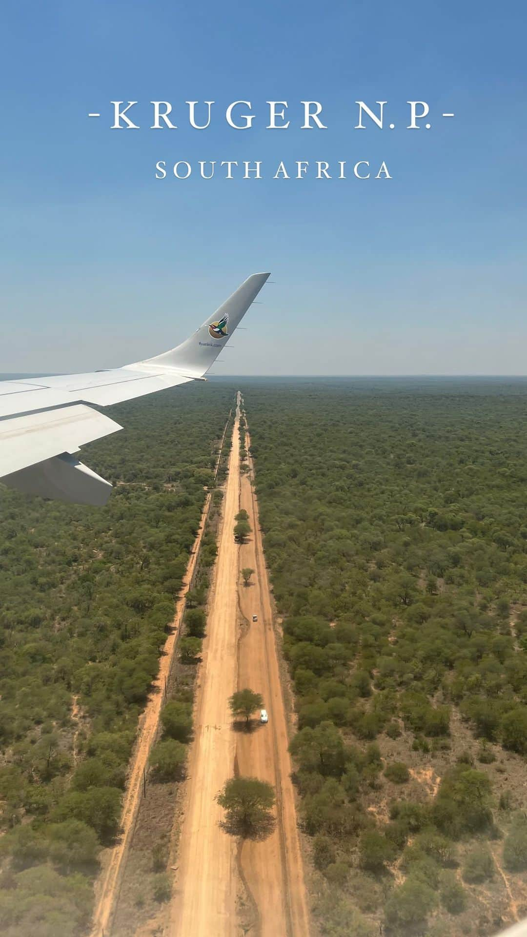 Remiのインスタグラム：「Finally!!wanna join us?🦏🐆🐃🦓🦒🌳🇿🇦 南アフリカでクルーズを降りて、クルーガー国立公園へ！ 私の旅人生を語るのに欠かせられないアフリカサファリ。 バックパッカー、ハネムーンに続き、今回の子連れ世界一周でも絶対体験したかったこと。 この景色の中にもどれだけの野生動物がいるんだろうと、機内からワクワクが止まらない🥹✨  ------------ 📍#KrugerNationalPark , #SouthAfrica🇿🇦 🐘 @kapamaprivategamereserve  👨‍👩‍👧‍👦 @hh.channel2023  🗓 2023.11.24-26  世界一周日記はアメブロ& @hh.channel2023 にて🎬  #クルーガー国立公園 #アフリカサファリ #サファリ旅 #子連れアフリカ #子連れ旅行 #子連れ世界一周 #世界一周中 #世界一周旅行 #krugerpark #SouthAfrica #🇿🇦#worldroundtrip #africansafari #safarilife #remi_world2023」