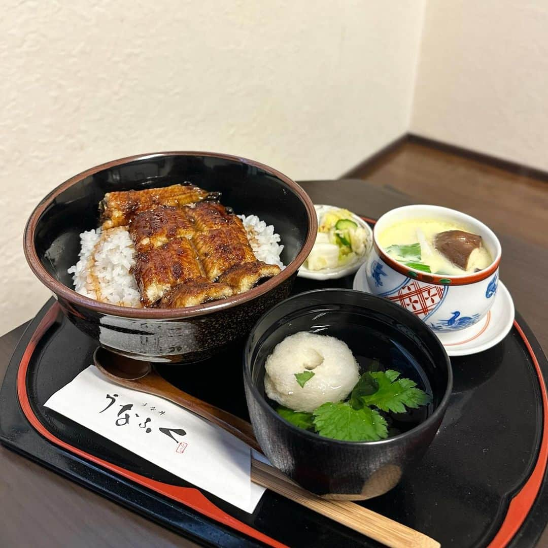 都築青空のインスタグラム：「熱田区のららぽーと近くの 鰻屋さん「うな丼うなふく」で家族ランチ👨‍👩‍👧 私たちがいただいたのは、「うな丼(梅)」 タレが濃い目で、外はカリッと中はふんわり 焼きタイプの鰻で超好みでした☺️💗  娘にもタレご飯とお吸い物、茶碗蒸しを出していただいて、 (ありがとうございます😭✨) 普段白米をあんまり食べないけど やっぱりタレが美味しいのか、 「あむ！」と完食😋  お昼時で賑わっていて納得のおいしさでした🈵 久々にお腹がパンパンになるまでしっかりご飯を食べた😂 あーおいしかった♡  PR @unadon_unafuku83 #うな丼うなふく #名古屋ランチ #名古屋ひつまぶし #名古屋観光 #名古屋うなぎ #名古屋市グルメ #名古屋市ランチ #六番町」