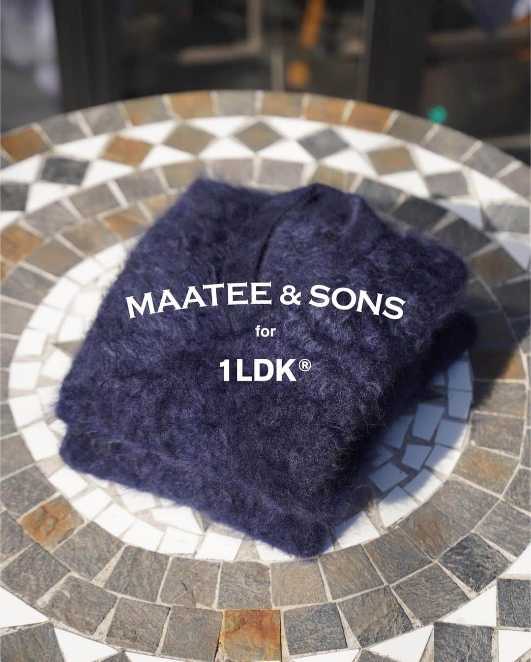 1LDKのインスタグラム：「2023年12月2日(土)発売 ⁡ 〈 MAATEE & SONS for 1LDK®︎ 〉 ⁡ “CASHMERE SHAGGY V NECK SWEATER” COL: NAVY SIZE: 2 / 3 ¥70,400 TAX IN ⁡ “カシミヤをカシミヤ以上の風合いに”をテーマに特殊な加工により製作されたシャギーVネックセーター。 ⁡ 今季限りの復活を遂げたカシミヤシャギーのクルーネックセーターをVネック仕様に変更しました。 ⁡ ネック部分は深過ぎず、浅過ぎない深さに調節する事で日常使いしやすくもシャープな印象に仕上がっております。 ⁡ ※一点一点職人による手作業での加工を行っている為、表情に個体差があります。 ⁡ 取扱店舗 1LDK AOYAMA ( @1ldk_aoyama ) 12:00〜 1LDK kyoto ( @1ldk_kyoto ) 11:00〜 1LDK ONLINE STORE 11:00〜 ⁡ #maateeandsons @maatee_and_sons #1ldk #1ldkaoyama #1ldkkyoto #1ldkshopofficial」