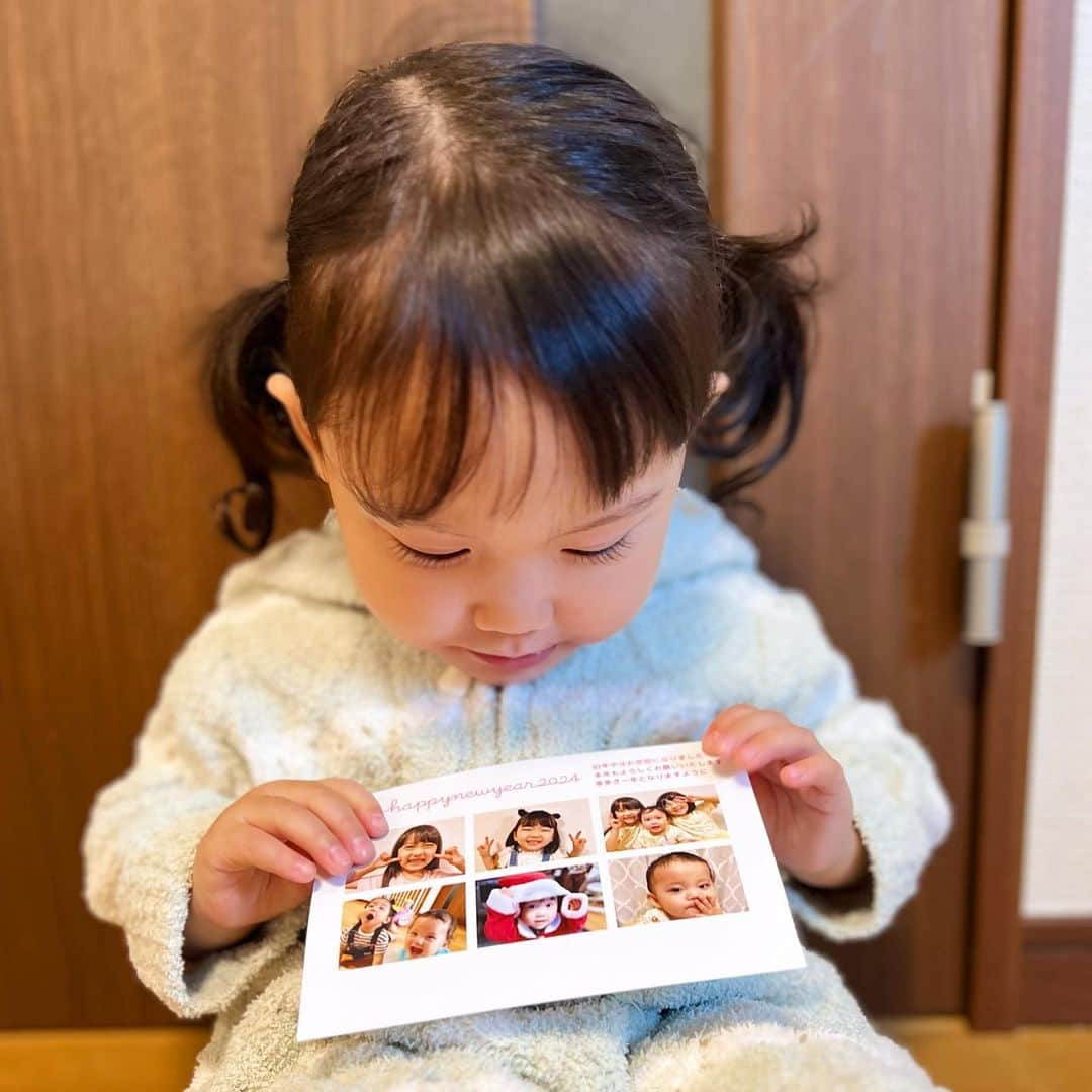 ゆうひなたさんのインスタグラム写真 - (ゆうひなたInstagram)「. . . じゃーーーん！ ゆうひな家の年賀状が完成！🫶 しまうまプリントのアプリ使って 隙間時間にササッ！と作れたよん🐱♩. . . デザイン豊富で選ぶのワクワクした😚. . . わざわざ店舗に行く必要もないし プリンターのお手入れもいらないから 助かった🙈✨. . . 送料、宛名印刷、投函代行が無料❕ そして早割キャンペーンもあって お試し印刷も2枚まで無料！ 2023年12月19日13時まで 受付予定だよ🐥🤍 詳しくはしまうまプリント公式サイトを チェックしてみてね😘  . . からの、 この投稿を見てくださった方には クーポンコードもご紹介☺️⭐︎ 【yuhinata2024】←こちら入力すると 初回限定500円オフになるよ🕴🏻. . 有効期限：2024年1月14日 注意事項： ▪️はじめてしまうまプリントの年賀状・喪中はがき・寒中見舞いをご利用の方限定でプリント料金と基本料金の合計金額から500円を割引するクーポンです。 ▪️1注文では写真仕上げと印刷仕上げを同時に注文することはできません。 ▪️ご注文完了後にクーポンは適用できません。 ▪️お一人様1回のみご利用いただけます。 ▪️他クーポンとの併用はできません。 ▪️このクーポンコードはこの投稿を見た方限定です。転載を禁じます。  . .  @shimaumaprint  #しまうまプリント #しまうま年賀状 #年賀状 #pr」11月29日 19時06分 - yu_hinataxx