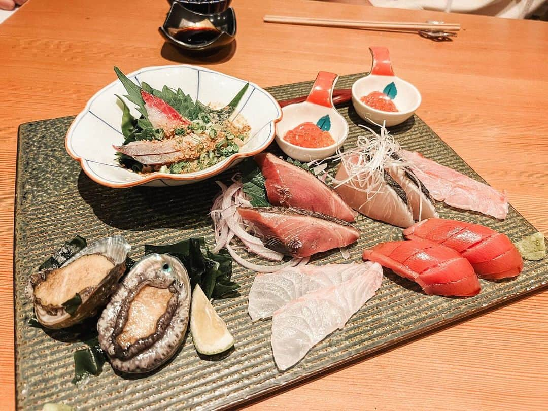 浅場佳苗さんのインスタグラム写真 - (浅場佳苗Instagram)「人生初の福岡の思い出😋🤍← 福岡空港！→すごい近く飛んでる😳✈️→お魚✔️炉端割烹 主海→市役所のところのクリスマスマーケットの本気度がすごかった..！🎄✨→🤳🖤→おすすめしてもらったベジタリアン・ヴィーガン対応のカフェ🍰sonu sonu→もつ鍋✔️楽天地→🍑→🐶→🤍🤍🤍 #tb #fukuoka #福岡 #思い出 #タイムトゥブルーム #ライブツアー #tokyo #japan #dancemusic #dancepop #edm #singer #songwriter #シンガーソングライター #フレキシタリアン #ゆるヴィーガン #動物愛護 #サスティナブル #エコ #地球にやさしいミュージシャン #愛犬家 #beatmania #iidx #17live #LoL #tiktok #浅場佳苗 #kanaeasaba」11月29日 19時06分 - kanae_asaba