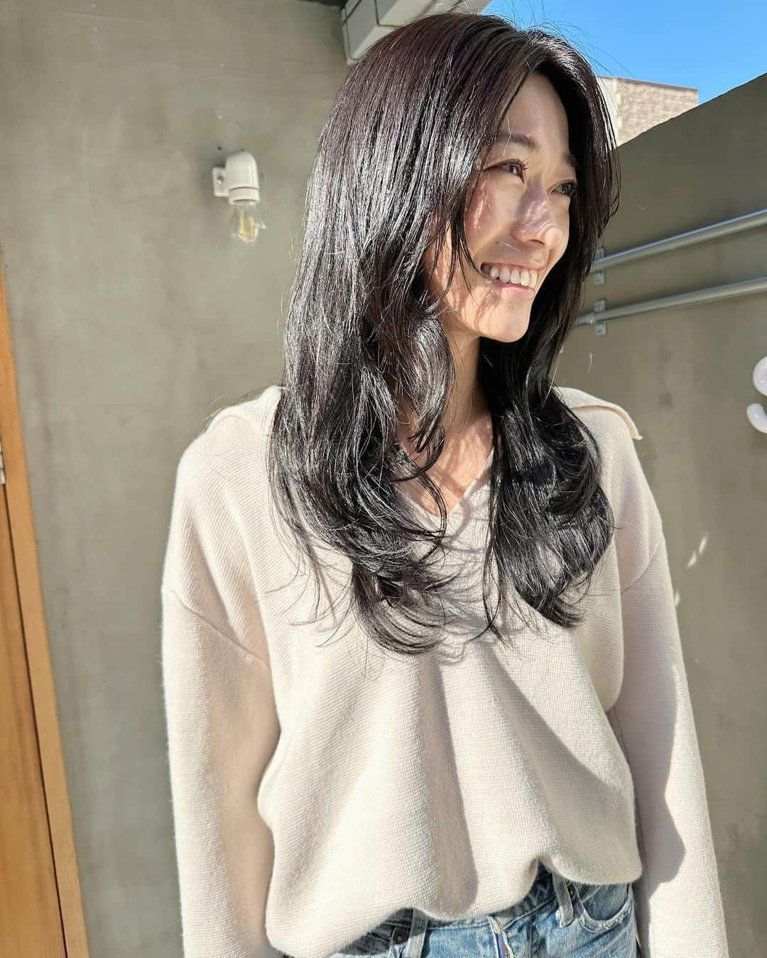 佐藤飛鳥のインスタグラム：「超マイナーチェンジ💇‍♀️  約4年ぶり？のカラー❤️  「なんかぁ、ごくごくナチュラルでぇ、ほぼ黒髪でカラーしたん？って感じなんだけどぉ、透明感出るような的なぁ、ニュアンスある的なぁぁそんな感じのぉ…笑」 ってゆう語彙力5歳児のオーダーでドンピシャに伝わったミリさん、本当天才すぎる😭❤️‍🔥  グランジレイヤーも形を整えてもらって大満足😘  #アッシュグレー #にゅーへあー #へあーすたいる#ヘアカラー#自己満イメチェン#ママヘア#双子ママ#3児ママ#グランジレイヤー」