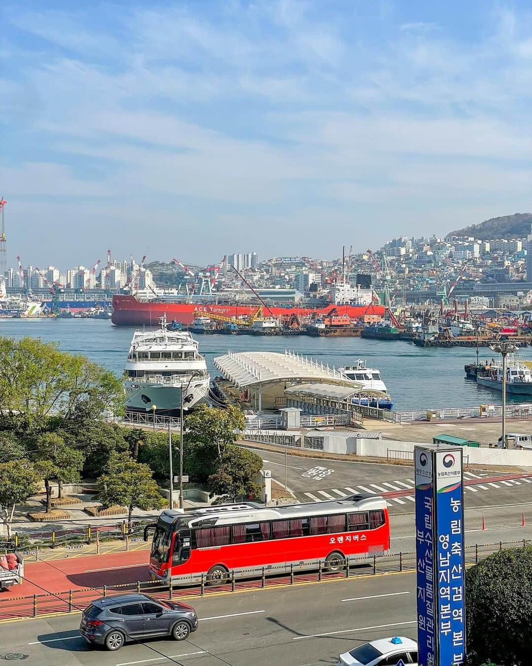 吉田夏海のインスタグラム：「釜山で泊まったホテル🌼  📍Busan CONNEAT ocean Hotel  釜山駅から一駅くらいのところで買い物する場所までも近くて便利だったよ👍  広々してて綺麗だった🫧  泊まる部屋に寄って景色良い部屋もありそう💭  私たちの部屋はベランダから覗いたら1枚目の景色が見えたよ☺️✨  ソウルに比べてホテルもお手頃な気がした🫶  参考にしてみてね🩵  #korea #busan #trip #韓国 #釜山 #釜山旅行 #韓国旅行 #釜山ホテル」