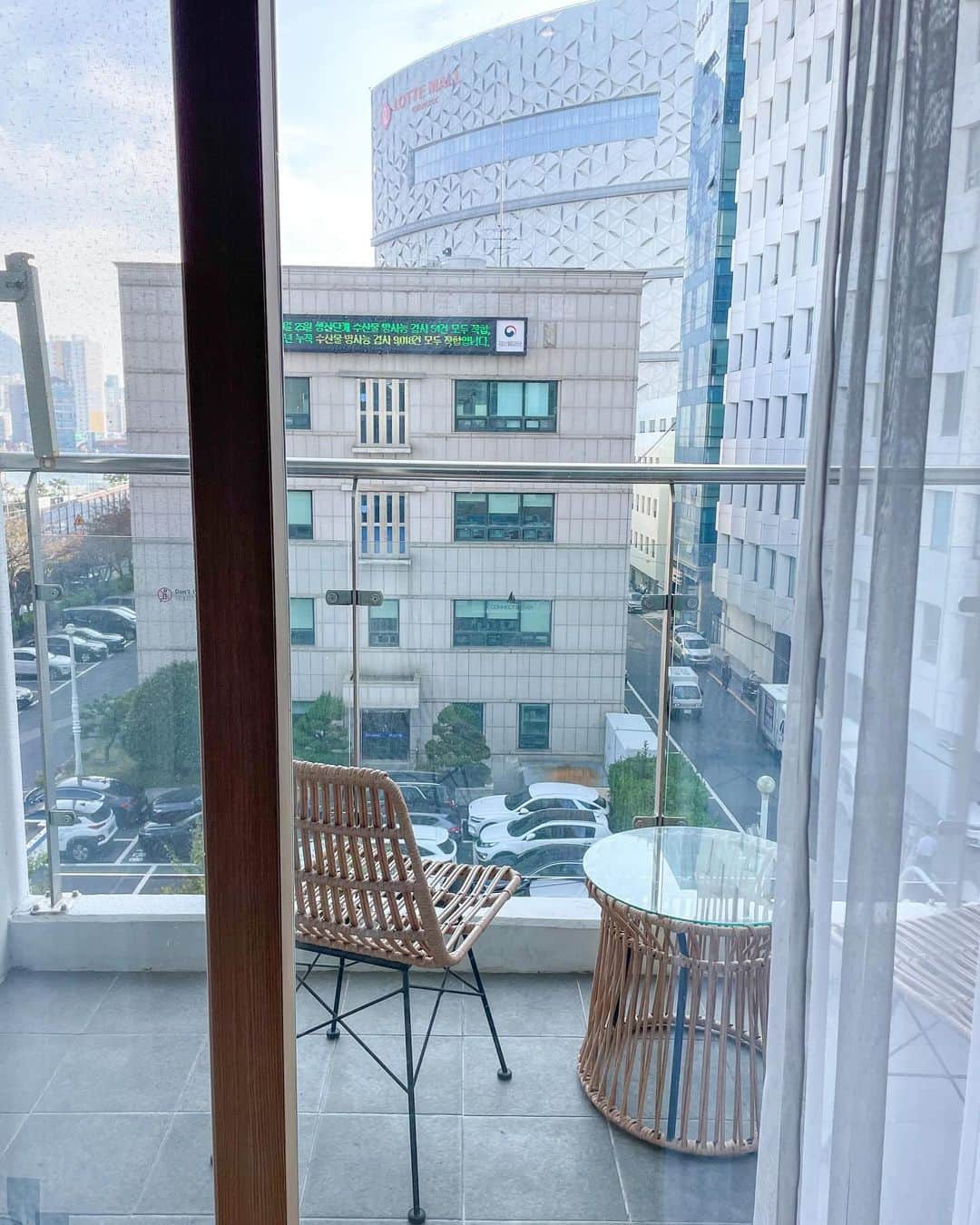 吉田夏海さんのインスタグラム写真 - (吉田夏海Instagram)「釜山で泊まったホテル🌼  📍Busan CONNEAT ocean Hotel  釜山駅から一駅くらいのところで買い物する場所までも近くて便利だったよ👍  広々してて綺麗だった🫧  泊まる部屋に寄って景色良い部屋もありそう💭  私たちの部屋はベランダから覗いたら1枚目の景色が見えたよ☺️✨  ソウルに比べてホテルもお手頃な気がした🫶  参考にしてみてね🩵  #korea #busan #trip #韓国 #釜山 #釜山旅行 #韓国旅行 #釜山ホテル」11月29日 19時07分 - natsumiiiiiiiiiii