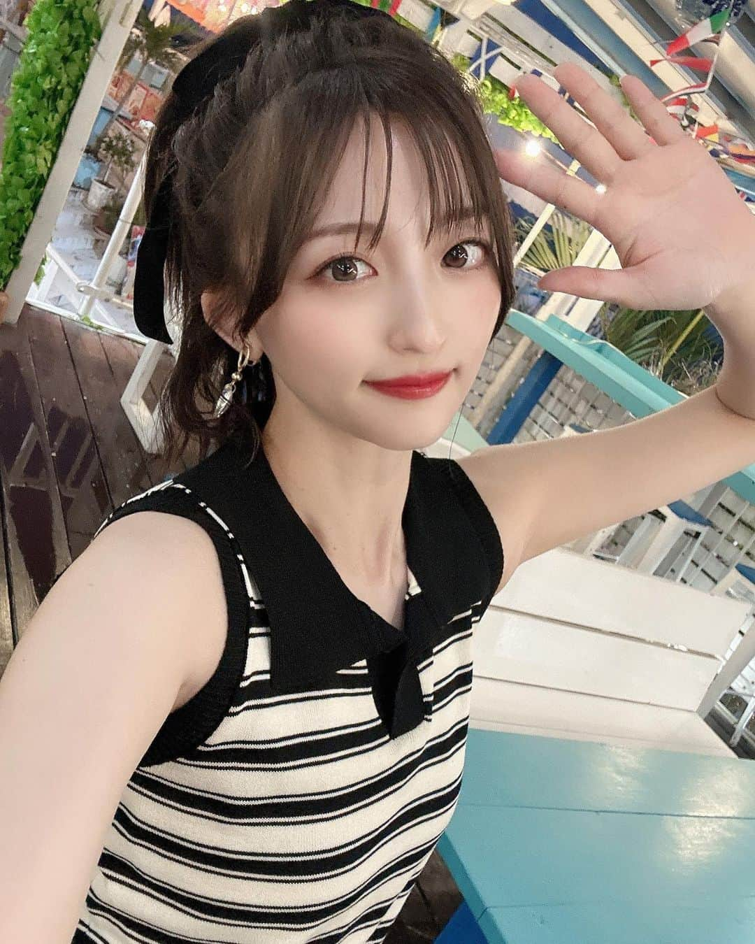 石井陽菜のインスタグラム：「⁡ ⁡ ⁡ 沖縄行きたいな〜🏝️ 冬になると夏が恋しくなって 夏になると冬が恋しくなる不思議❄️ ⁡ ⁡ TIRTIR MASK FIT SERIES より 新色が登場したよ🪻✨ ⁡ 私はラベンダーにしたんだけど くすみが飛んで透明感がでるの〜愛用中！！ ⁡ メガ割りで安くなってるのでこの機会に🌱 ⁡ ⁡ ⁡ #PR#TIRTIR #ティルティル#トーンアップエッセンス #化粧下地 #カラーベース#カラーコレクション #パープルトーンアップ」