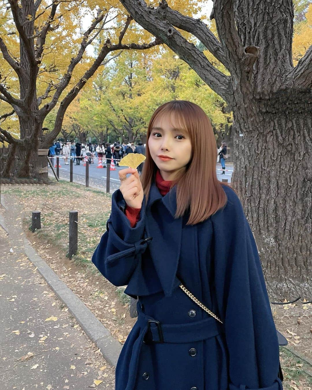 磯佳奈江のインスタグラム：「. まだ緑のところもあった🍃" これからなのかな？🍁  あっ髪の毛結構切りました🫣✂️ . #外苑前 #外苑前いちょう並木 #いちょう並木 #明治神宮外苑 #紅葉スポット #低身長ファッション」