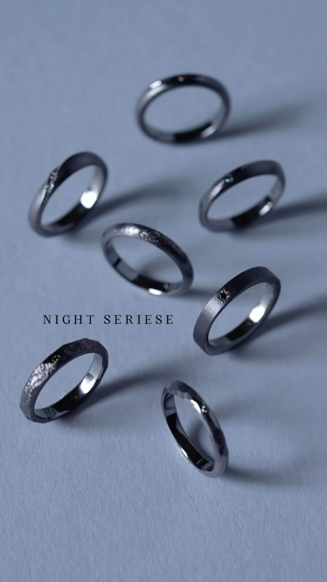 SORA ≪SORA表参道の公式アカウント≫のインスタグラム：「黒い金属 #タンタル で表現する 夜空をテーマにした結婚指輪「NIGHT SERIES」  地球と宇宙をテーマに、月が輝き、 色とりどりの星が瞬く「夜空の景色」を表現した 黒い指輪のデザインシリーズです。  全10種類から特に人気のデザイン5種類をご紹介🌟  ・ギャラクシアス 　深い暗闇に包まれてこそ見える本当の宇宙の輝き。  　無数の星々がつくる光の帯、天の川銀河。  ・トロー 　太陽と月が創る幻想的な天文現象、皆既日食。 　周りにゆらめく光によって漆黒の影が浮かび上がる。  ・プトーシ 　時を超えて出会う、流星の瞬き。  　二人で過ごすかけがえのない時間を、 　一瞬の奇跡になぞらえて。  ・アステリ 　夜空に瞬く星々に囲まれて、寄り添い合う星。 　祝福の光に包まれながら永遠を誓う。  ・シンディオ 　夜の森を照らす、柔らかで神秘的な光。  　木々の間から差し込む光は二人を導く道しるべに。  SORAが指輪の中に生み出す幻想的な世界を、 ぜひ体感してみませんか？  NIGHT SERIES 取扱店 ￣￣￣￣￣￣￣￣￣￣￣￣ ・SORA表参道本店 ・SORA札幌店 ・全国の一部取扱店 ・SORA公式オンラインショップ >>>https://www.sora-w.com/online/  SORAのタンタルについて ￣￣￣￣￣￣￣￣￣￣￣￣ 黒い指輪として人気急上昇中のタンタルは、 SORAが世界で初めて結婚指輪の素材として 使用したレアメタルのひとつ。  資源循環へ取り組んでいるSORAでは現在、 都市鉱山から再生されたタンタルを使用して 指輪づくりをおこなっています。  また、金属アレルギーが起きにくいことから 末永く身に着ける結婚指輪にふさわしい素材です。  - - - - - - - - - - - - - - - - - - - -   🟩LINEでもデザインのご相談が可能です >>>「SORA」と検索！  公式アカウントをお友だち登録して メッセージを送ってください  SORA表参道本店のデザイナーがご返信します💁‍♀️  - - - - - - - - - - - - - - - - - - - -   SORA公式サイトや店舗情報は アカウントTOPのURLからcheck * >>> @sora_omotesando  ぜひハッシュタグをつけて SORAの写真を投稿してください♪ >>> #結婚指輪SORA  デザイナー、クリエイターが皆さんの投稿を拝見し 毎日パワーをいただいています🌿  - - - - - - - - - - - - - - - - - - - -   #結婚指輪 #婚約指輪 #ペアリング #金属アレルギー対応リング #オーダーメイド結婚指輪 #オーダーメイド婚約指輪 #結婚指輪オーダーメイド #婚約指輪オーダーメイド #結婚指輪探し #結婚指輪シンプル #マリッジリング #ブライダルリング #プレ花嫁 #プレ花婿 #2024wedding #黒い結婚指輪 #ブラックリング #黒い指輪 #blackring #blackjewelry #タンタルリング #コンフリクトフリータンタル #コンフリクトフリー #コンフリクトフリーメタル #ブラックウェディング #黒好きな人と繋がりたい」