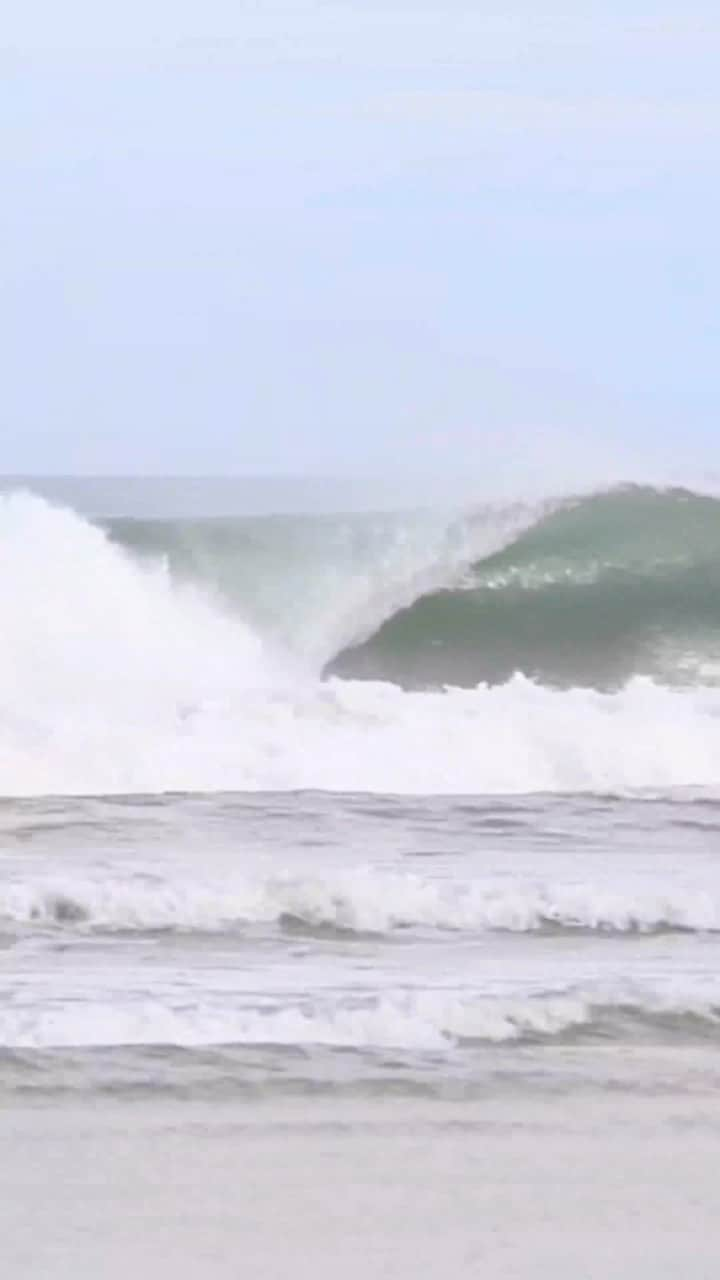 リップカールのインスタグラム：「Broken boards, sand storms & tubes. ⁠ ⁠ Next gen super groms @edenwalla_ & @zionwalla absolutely score in Spain. ⁠ ⁠ #RipCurl #EdenWalla #ZionWalla #Surfing #Spain」