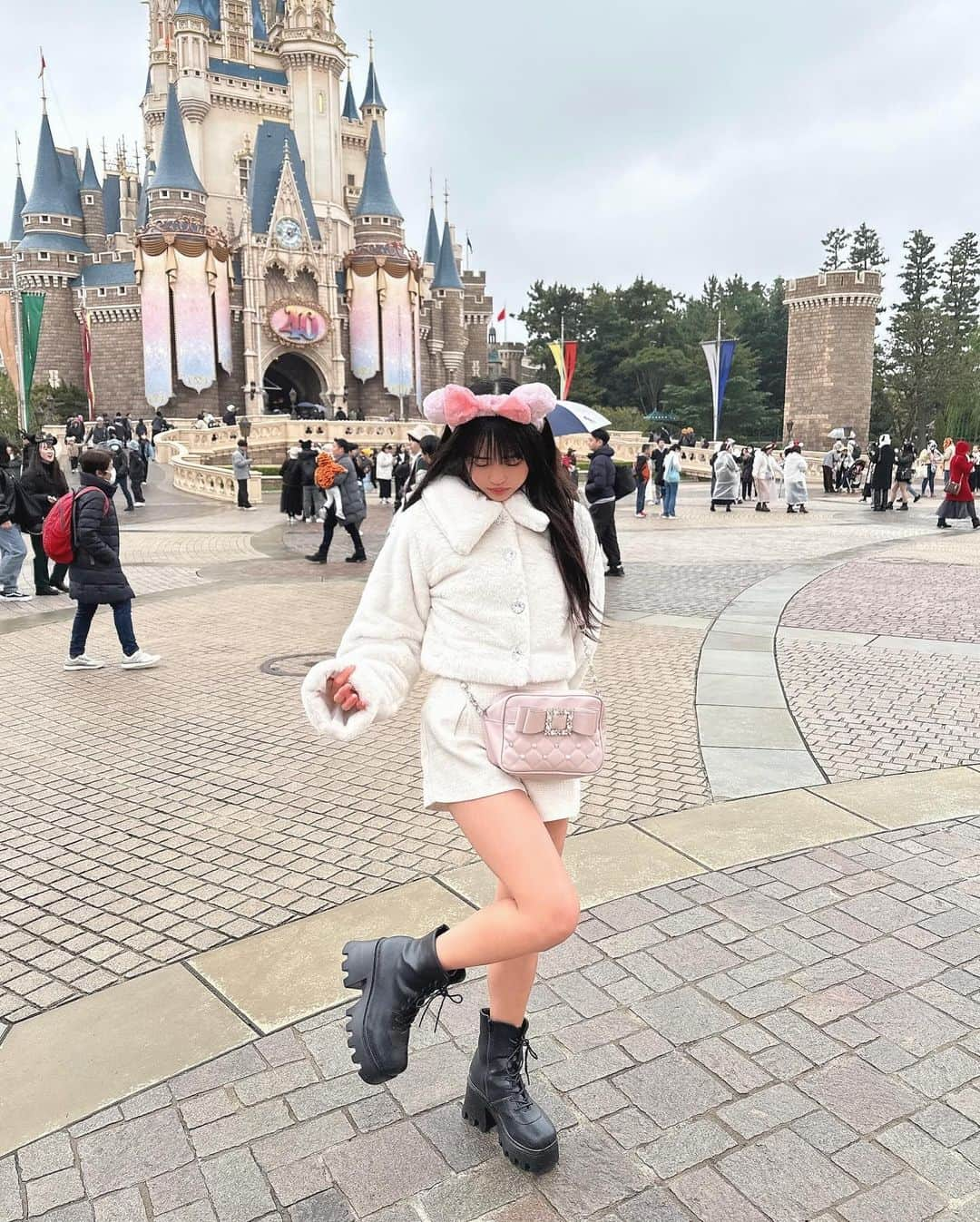 藤田苺花のインスタグラム：「🏰🩵 ディズニーの全身コーデ‪𓂃 𓈒𓏸  #ありすたいる  jacket...GRL bottoms...GRL boots...GRL  ❤︎‬┈┈┈‪‪❤︎‬┈┈┈‪‪❤︎‬┈┈┈‪‪❤︎‬┈┈┈‪‪❤︎‬‪‪‬┈┈┈‪‪❤︎‬┈┈┈‪‪❤︎‬  #GRL #GRLコーデ #おしゃれ #ディズニーコーデ #ディズニーランド #TokyoDisneyLand   💎PureGi公式アカウント💎 @puregi_official #PureGi #ぷれっぢ #アイドル #ALICE #紫担当  . #ありるん #VINEYARD #ヴィンヤード #08 #jc3 #中学生 #女子中学生 #雰囲気 #垢抜け #黒髪 #ロング #おすすめ #ありすたぐらむ」