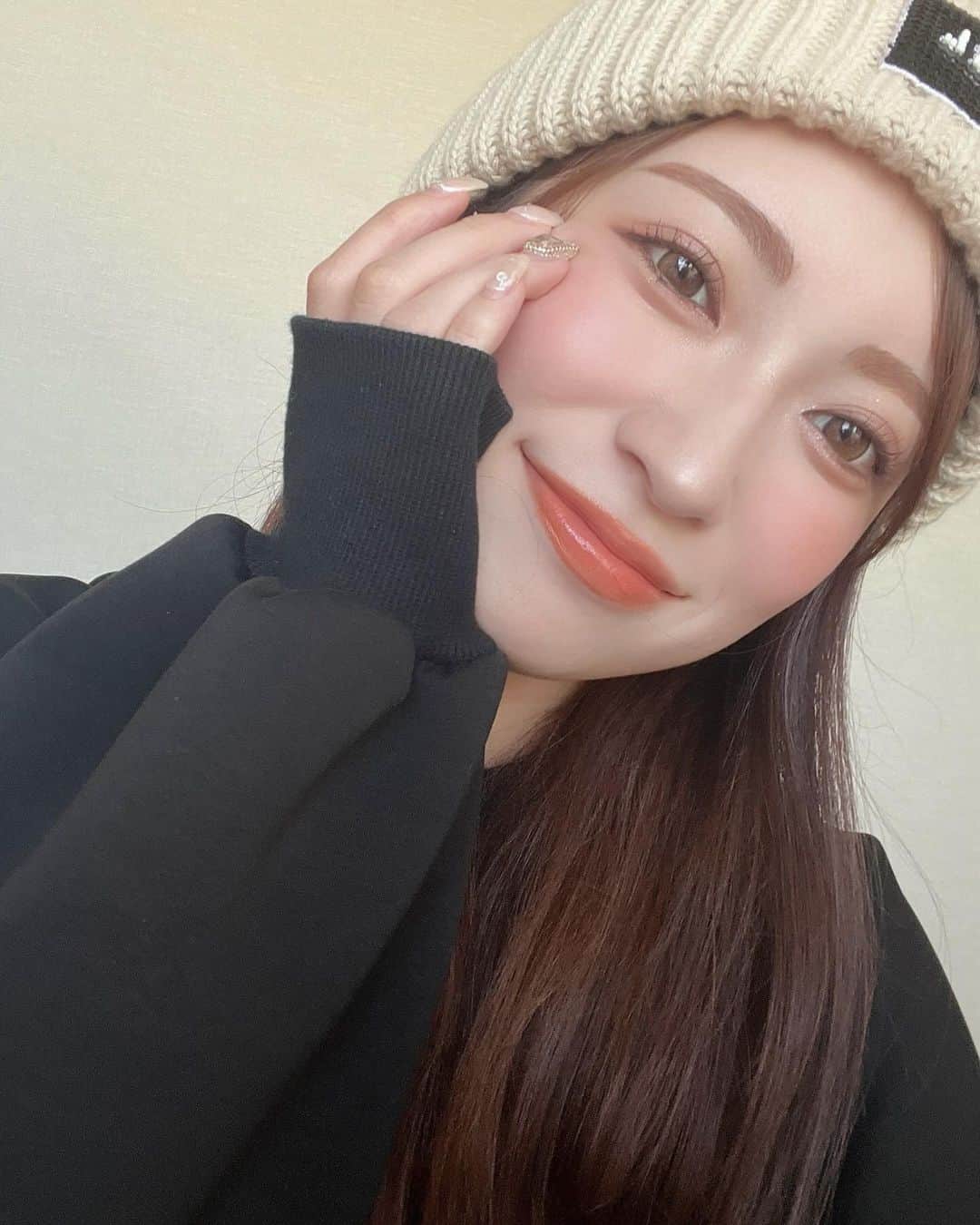 B IDOLさんのインスタグラム写真 - (B IDOLInstagram)「▶︎ 𝐴𝑘𝑎𝑟𝑖𝑛'𝑠 𝑆𝑛𝑎𝑝／𝑁𝑜𝑣. 🗓  年末年始は忘年会など、イベントがたくさん❣️ 今回はそんなシーズンにおすすめの 愛されモテメイクを アカリンに教えてもらいました🫶💕  ❤︎アカリン'sコメント 男女どちらからもウケるメイクには ナチュラルメイクがおすすめ🤍 上まぶたは控えめ 下まぶたはピンク味を感じるしっかりメイクにすれば やりすぎ感なく愛されフェイスになれるよ💖  ❤︎ 𝑏 𝑖𝑑𝑜𝑙公式インスタグラムでは アカリンのおすすめメイクを 毎月スナップ形式でご紹介しています。 アカリンから届くイチオシメイク✨ ぜひお揃いでトライしてみてくださいね！  #bidol #ビーアイドル #小文字bidol  #MAKELOOK #ピンクメイク #ピンクリップ #中顔面短縮  #2023年春夏 #新色 #アカリンスナップ」11月29日 19時13分 - bidol_official