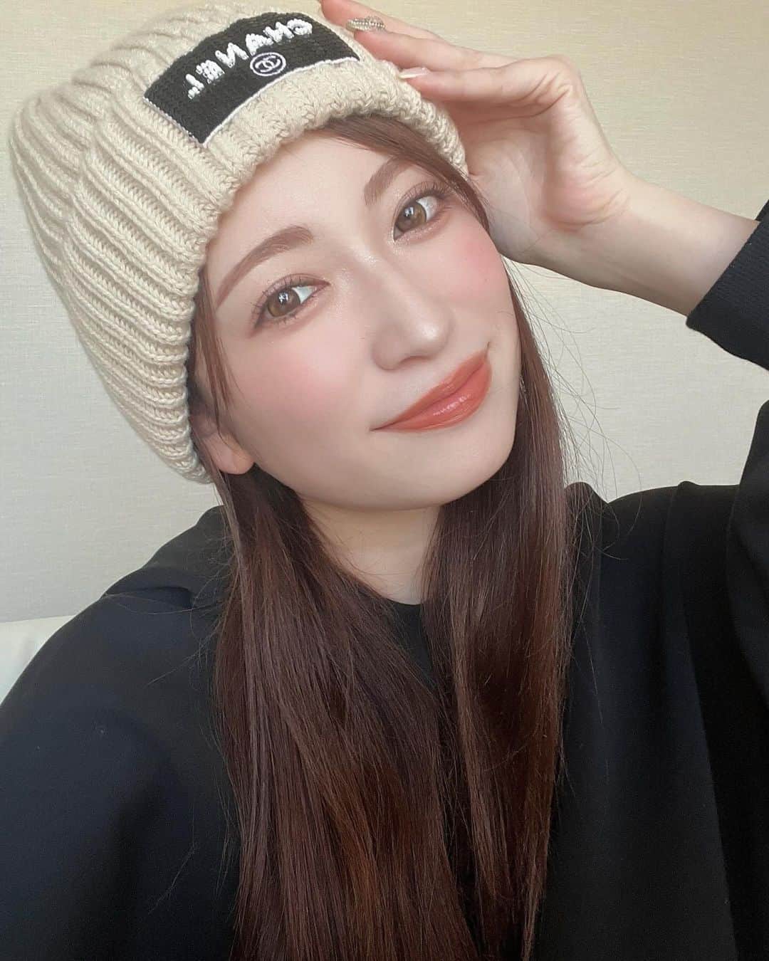 B IDOLさんのインスタグラム写真 - (B IDOLInstagram)「▶︎ 𝐴𝑘𝑎𝑟𝑖𝑛'𝑠 𝑆𝑛𝑎𝑝／𝑁𝑜𝑣. 🗓  年末年始は忘年会など、イベントがたくさん❣️ 今回はそんなシーズンにおすすめの 愛されモテメイクを アカリンに教えてもらいました🫶💕  ❤︎アカリン'sコメント 男女どちらからもウケるメイクには ナチュラルメイクがおすすめ🤍 上まぶたは控えめ 下まぶたはピンク味を感じるしっかりメイクにすれば やりすぎ感なく愛されフェイスになれるよ💖  ❤︎ 𝑏 𝑖𝑑𝑜𝑙公式インスタグラムでは アカリンのおすすめメイクを 毎月スナップ形式でご紹介しています。 アカリンから届くイチオシメイク✨ ぜひお揃いでトライしてみてくださいね！  #bidol #ビーアイドル #小文字bidol  #MAKELOOK #ピンクメイク #ピンクリップ #中顔面短縮  #2023年春夏 #新色 #アカリンスナップ」11月29日 19時13分 - bidol_official