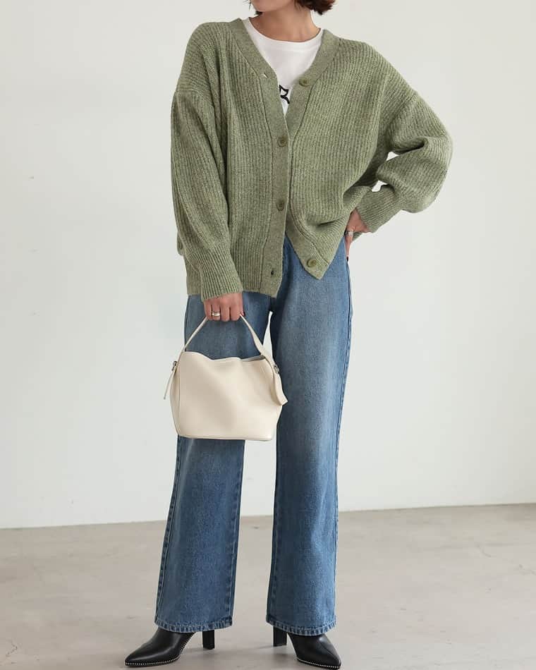 Re:EDIT OFFICIALさんのインスタグラム写真 - (Re:EDIT OFFICIALInstagram)「. ■Pick Up Item . No.135080 [2023A/W COLLECTION][低身長サイズ有] #ビッグシルエットリサイクルMIXニットカラーカーディガン ￥4,499  No.138300 [2023A/W COLLECTION][低身長サイズ有] #フェイクレザーキルティングライナー ￥6,998  . ※画像は加工を加えているため実際のお色味とは少し異なる場合がございます。 ※詳細は画像をタップしてご覧ください。  #reedit #リエディ #2023AW #秋コレクション #トレンドファッション #プチプラコーデ #プチプラファッション #ファッション通販 #shopping #onlineshop #アラサーコーデ #アラフォーコーデ #アラサーファッション #アラフォーファッション #大人カジュアル #30代ファッション #40代ファッション #30代コーデ #40代コーデ #大人カジュアルコーデ #着回し #着回しコーデ」11月29日 19時15分 - reedit_official