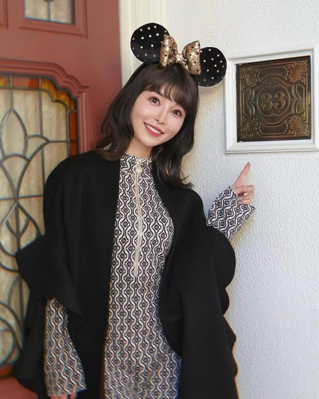 三好ユウのインスタグラム：「東京ディズニーランドの会員制・非公開レストラン「CLUB33」へ🍽️♣️ Membership restaurant 〝CLUB33“in Tokyo Disneyland. @tokyodisneyresort_official   先月に引き続きちまどを誘って ちょっと早いクリスマス女子会🤶🎄 ⁡  秘密の扉を開ける瞬間からワクワク🚪 内装やお料理はSNSへのアップNGなのですが 噂通りの非日常な素敵過ぎる空間とおもてなし。 お料理はスタンダードなフレンチのコースで とても楽しむ事ができました🥳ミッキーとも…❤️ ⁡  ドレスコードは一応スマートカジュアル規定なので @majeparis のニットワンピに @maisonvalentino のケープにしました。  10時にインパしてまたもやハニーハントのパスは 発券終了していましたが😂今月も大満足でした☺️ ⁡ ⁡  #クラブ33#会員制レストラン #ディズニーランド#クリスマスディズニー#ディズニーコーデ#アラフォーファッション#骨格ウェーブ #club33 #tokyodisneyland #旅游#여행스냅」