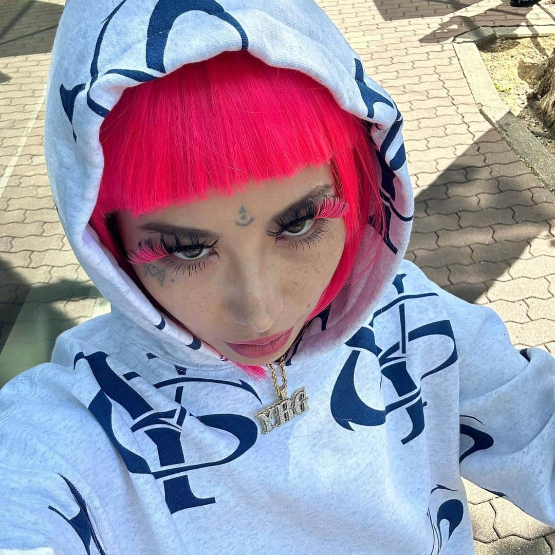 NENEのインスタグラム：「YG YG YG HOODIE 12/1 0:00〜発売 🎁  Don’t miss it」