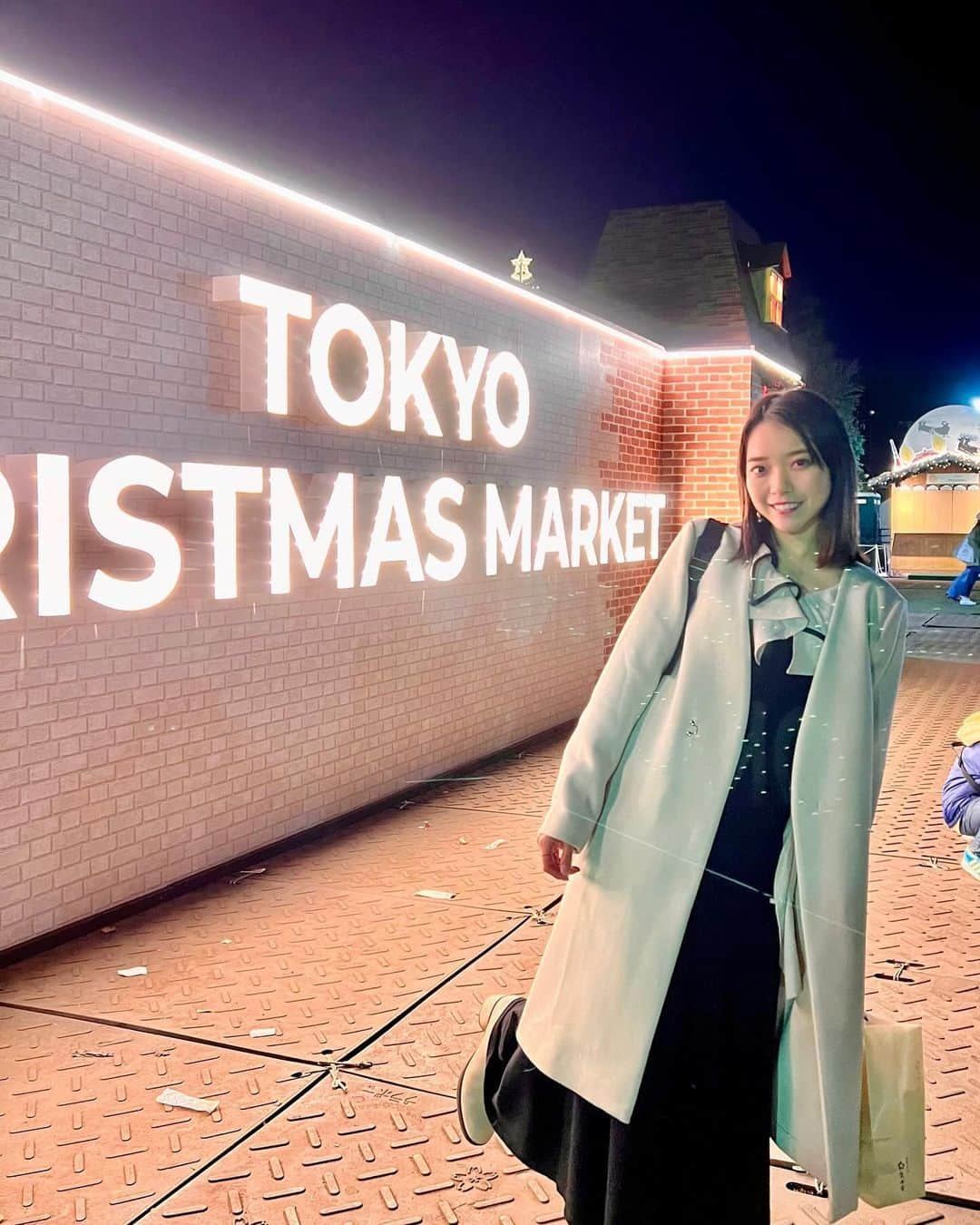 横山キラさんのインスタグラム写真 - (横山キラInstagram)「神宮外苑のクリスマスマーケットに行ってきました🎄  12月になる前に、一足先にクリスマス気分を味わえました🎅  平日の少し遅めの時間に行ったので、そこまで混雑に巻き込まれることなく楽しめました🎶  可愛いサンタさんが乗ってるココアや、クリスマスらしいチキンが美味しかったです🤤  そして、キラキラした装飾やイルミネーションを、クリスマスソングを聴きながら堪能出来ました✨   #PR #今年は明治神宮外苑でクリスマスマーケット  #クリスマスマーケット  #神宮外苑  #イルミネーション  #イルミネーション2023  #ホットワイン  #ホットココア  #ドイツビール  #ブッシュドノエル  #クリスマスイベント」11月29日 19時21分 - kira_yokoyama_