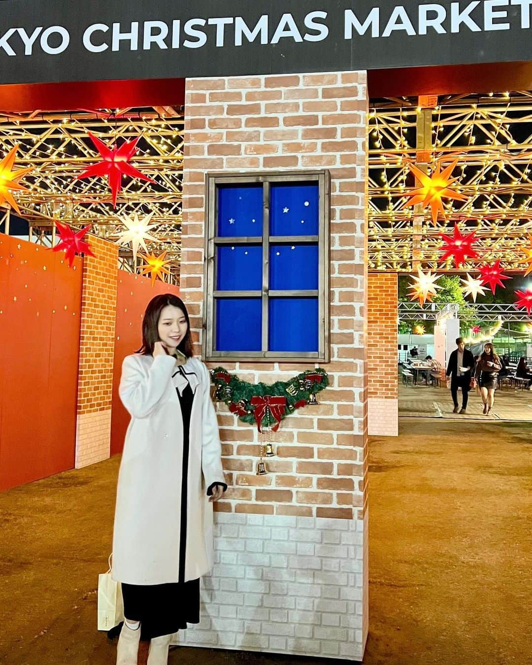 横山キラさんのインスタグラム写真 - (横山キラInstagram)「神宮外苑のクリスマスマーケットに行ってきました🎄  12月になる前に、一足先にクリスマス気分を味わえました🎅  平日の少し遅めの時間に行ったので、そこまで混雑に巻き込まれることなく楽しめました🎶  可愛いサンタさんが乗ってるココアや、クリスマスらしいチキンが美味しかったです🤤  そして、キラキラした装飾やイルミネーションを、クリスマスソングを聴きながら堪能出来ました✨   #PR #今年は明治神宮外苑でクリスマスマーケット  #クリスマスマーケット  #神宮外苑  #イルミネーション  #イルミネーション2023  #ホットワイン  #ホットココア  #ドイツビール  #ブッシュドノエル  #クリスマスイベント」11月29日 19時21分 - kira_yokoyama_