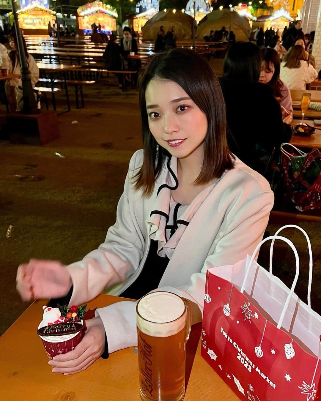 横山キラさんのインスタグラム写真 - (横山キラInstagram)「神宮外苑のクリスマスマーケットに行ってきました🎄  12月になる前に、一足先にクリスマス気分を味わえました🎅  平日の少し遅めの時間に行ったので、そこまで混雑に巻き込まれることなく楽しめました🎶  可愛いサンタさんが乗ってるココアや、クリスマスらしいチキンが美味しかったです🤤  そして、キラキラした装飾やイルミネーションを、クリスマスソングを聴きながら堪能出来ました✨   #PR #今年は明治神宮外苑でクリスマスマーケット  #クリスマスマーケット  #神宮外苑  #イルミネーション  #イルミネーション2023  #ホットワイン  #ホットココア  #ドイツビール  #ブッシュドノエル  #クリスマスイベント」11月29日 19時21分 - kira_yokoyama_