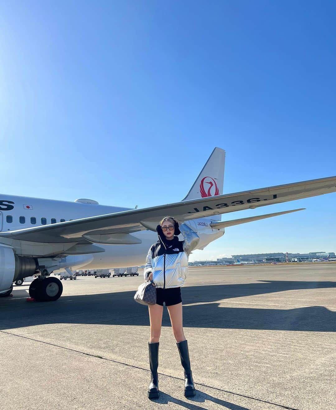 KAHOのインスタグラム：「旅立ちます✈️💨  ・  ・   #airplane  #airportstyle  #airplanephotos  #gal  #northface  #northfacejacket  #outfits  #ootd #空港ファッション #飛行機  #羽田空港  #ギャル  #ギャルメイク  #ギャルコーデ  #海外ファッション  #海外ガール」