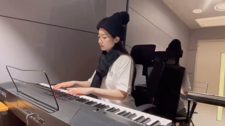 ダヒョンのインスタグラム：「눈 오는 날 피아노🎹」