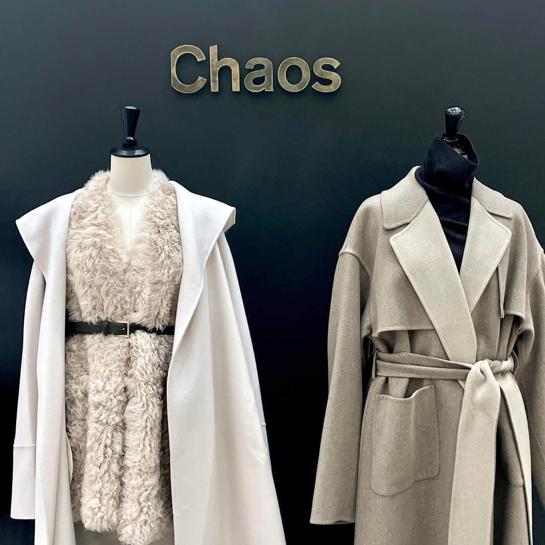 daimarusapporoのインスタグラム：「アウターもニットもいよいよ本番🐏 1階 イベントスペースで〈Chaos〉POP UP STOREを開催中！  連日の雪で、一気に冬服シーズンに突入した札幌❄️ 「上質な日常着」がコンセプトのブランドから、この冬活躍しそうなアウターやニットが勢ぞろいしました！  シンプルなロングコートやボリュームのあるシャギーやボアのコートは、合わせやすい色味と目を惹くデザインが魅力。 ふわふわのカシミヤニットもいちおしです🌷  ぜひ店頭でご覧ください❤️  ※12/5(火)まで  #大丸札幌 #chaos #アウター #アウターコーデ #ウールコート #シャギーコート #ボアブルゾン #カシミヤニット #チェスターコート #ロングコート #防寒コーデ」