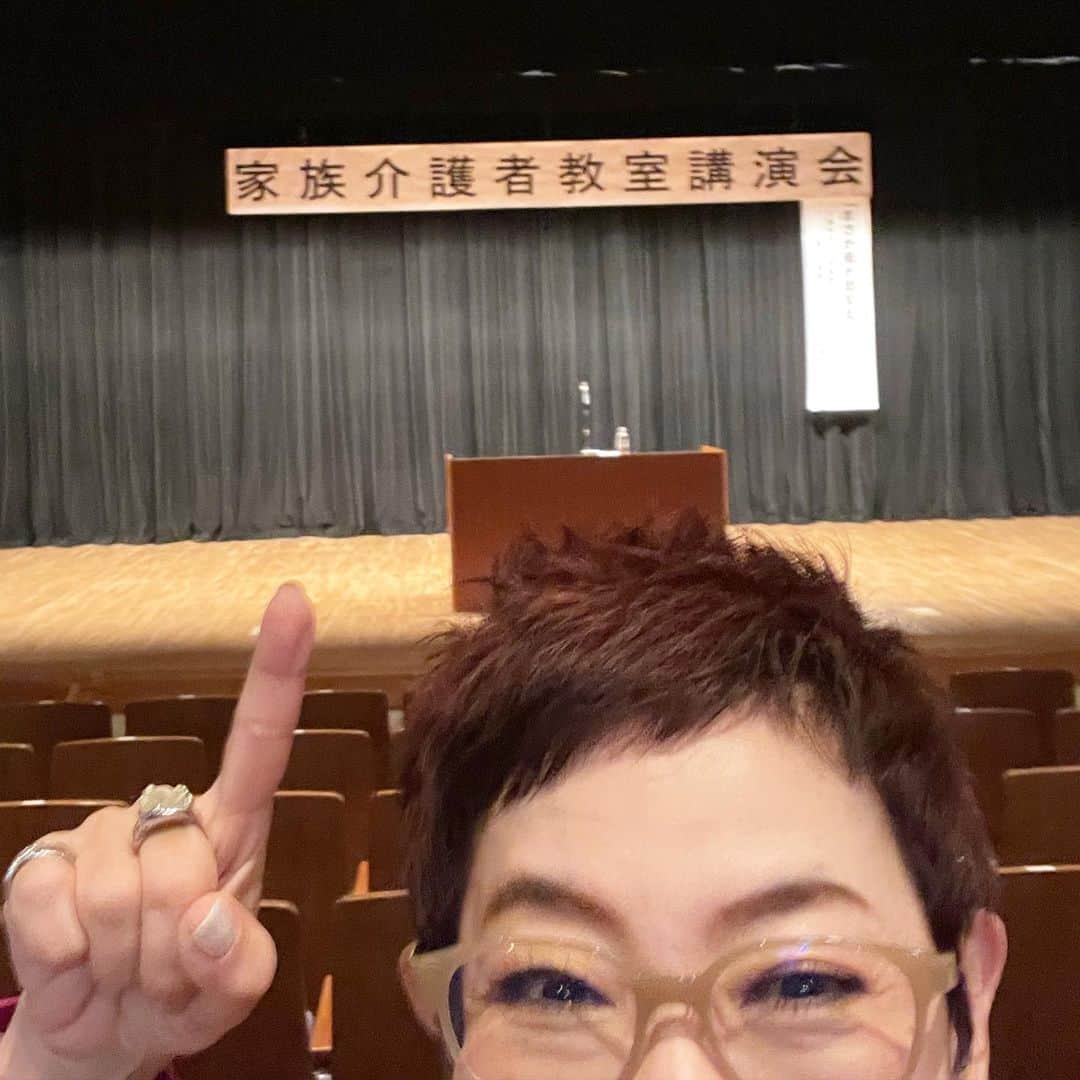 菊田あや子のインスタグラム：「青森県三沢市主催 講演会、予定より多く来場頂き  ありがとうございました🎤  私の初雪の三沢市☃️  気温０度！しかし、とんぼ帰り🚄　寒い思いもなく  八戸から🚄乗ったのは初！　函館まで延びてますよね🚄  🇯🇵って凄い交通網、そのレベルはレベチ👍  鼻たーかだか👃な思いの日本人であります（笑）」