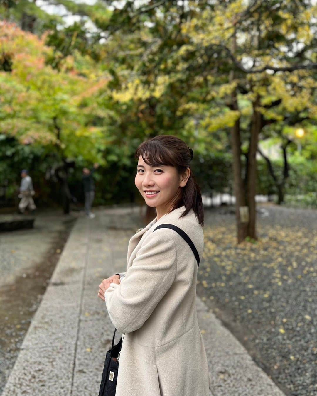 東條麻依子のインスタグラム：「秋も終わり、冬到来ですね！ 今年はいろいろな紅葉を見られて 良かったです🍁🍁 旅行に行くと必ずカメラを持って行きます😳 . 急に寒くなっているので 暖かくしてお過ごしください❄️ #秋#紅葉#冬到来#四季#日本#鎌倉#京都」